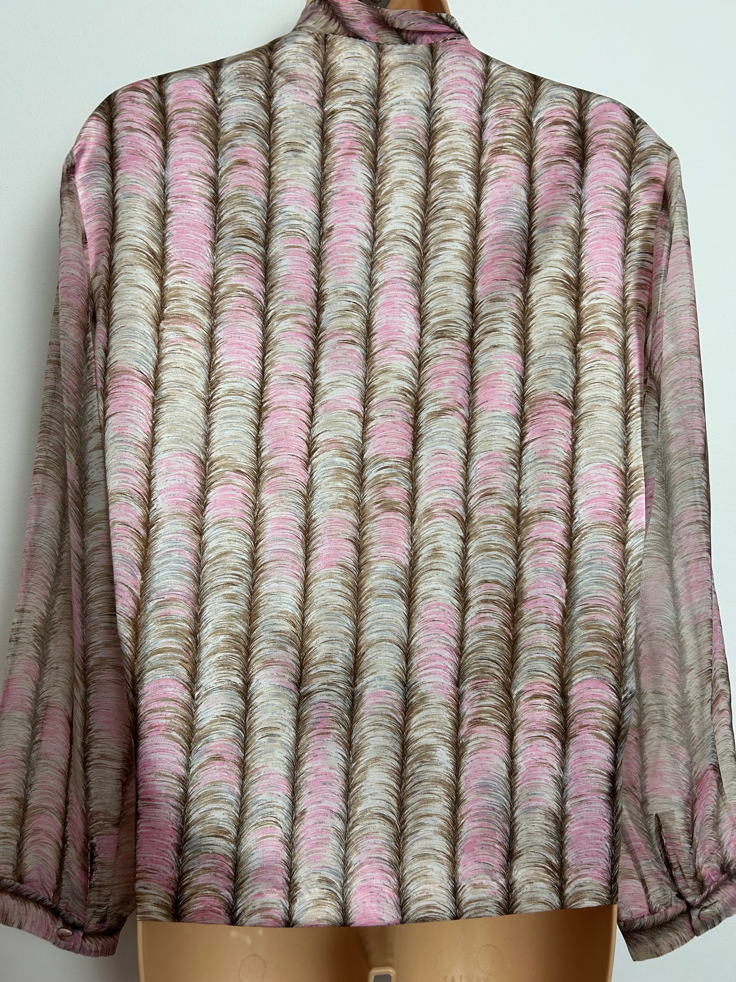 Vintage Early 1980s Size 14-16 Pink Brown & Off White Scallop Print Pussy Bow Long Sleeve Blouse