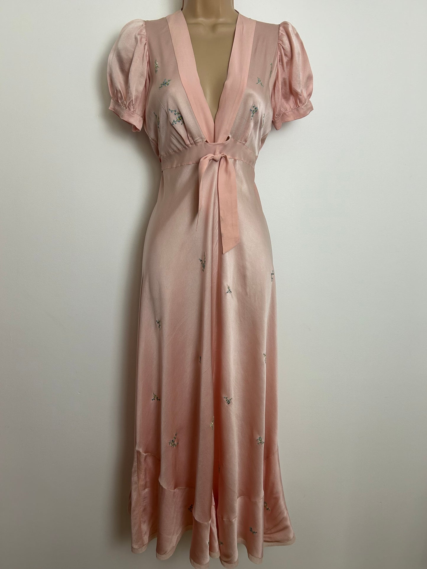 Vintage 1930s/1940s EXQUISITE Size 8 Pale Pink Silk Embroidered Nightdress