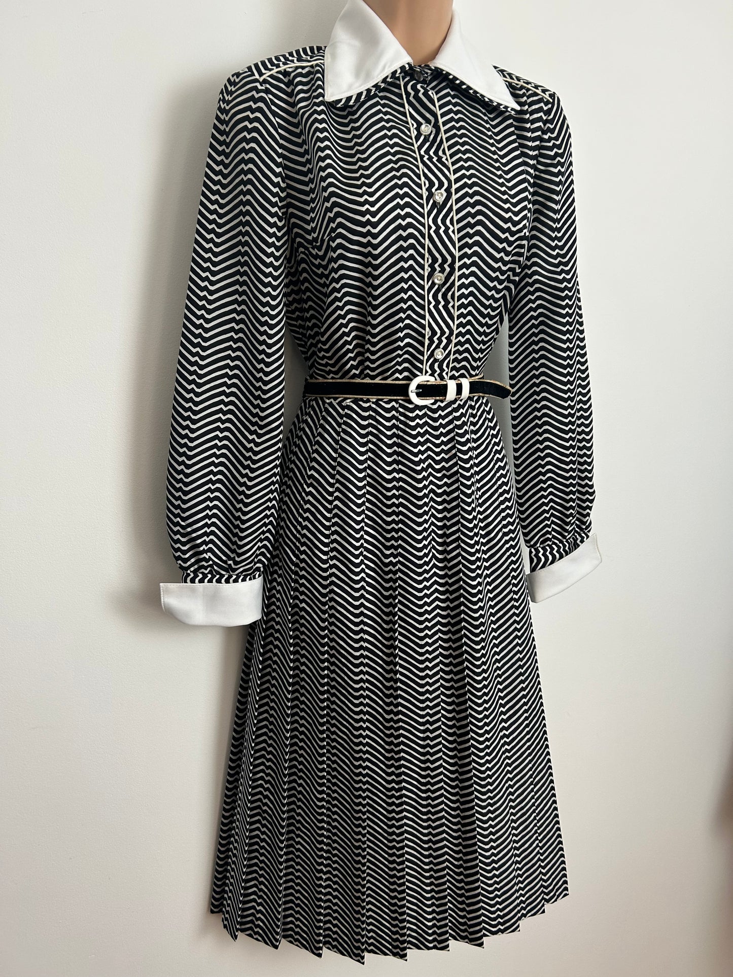 Vintage 1970s PEGGY LANE Size 10 Black & White Zig Zag Stripe Print Belted Pleated Day Dress