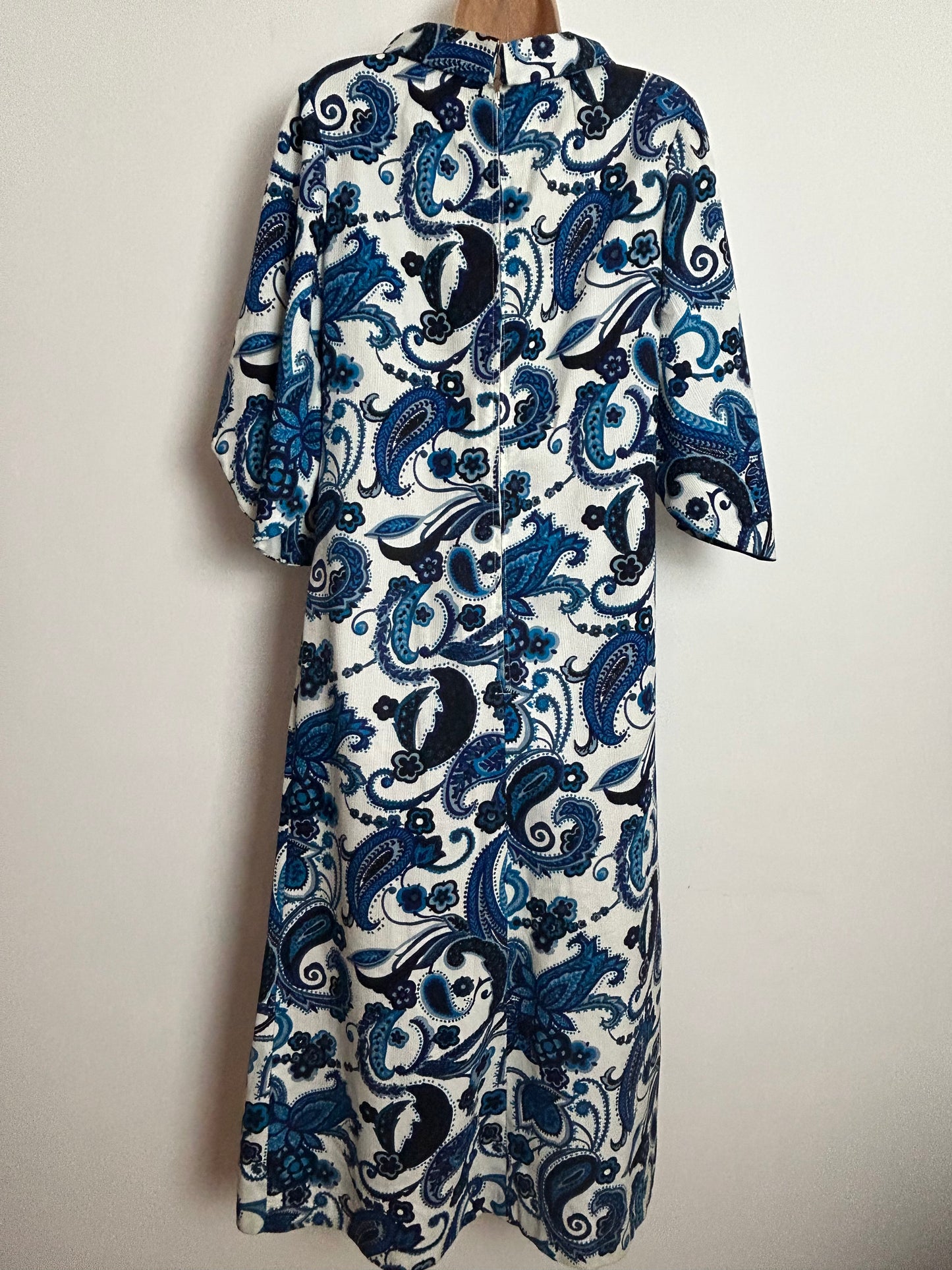 Vintage 1960s UK Size 10-12 Gorgeous White & Blue Nouveau Floral Print Wide Sleeve Kaftan Style Midaxi Dress