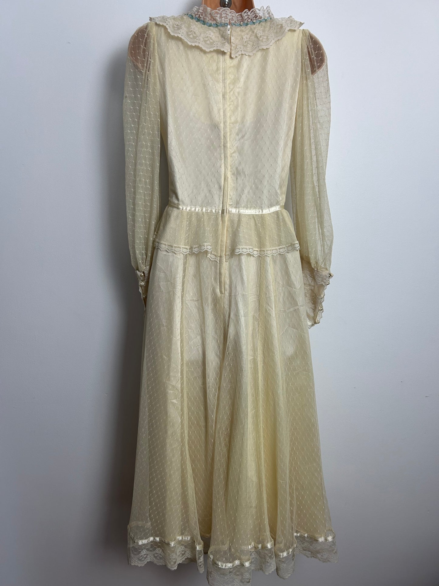 Vintage 1970s GUNNE SAX Size 6/8 (US 13 On Label) Beautiful Ethereal Cream Lace Prairie Boho Midi Dress