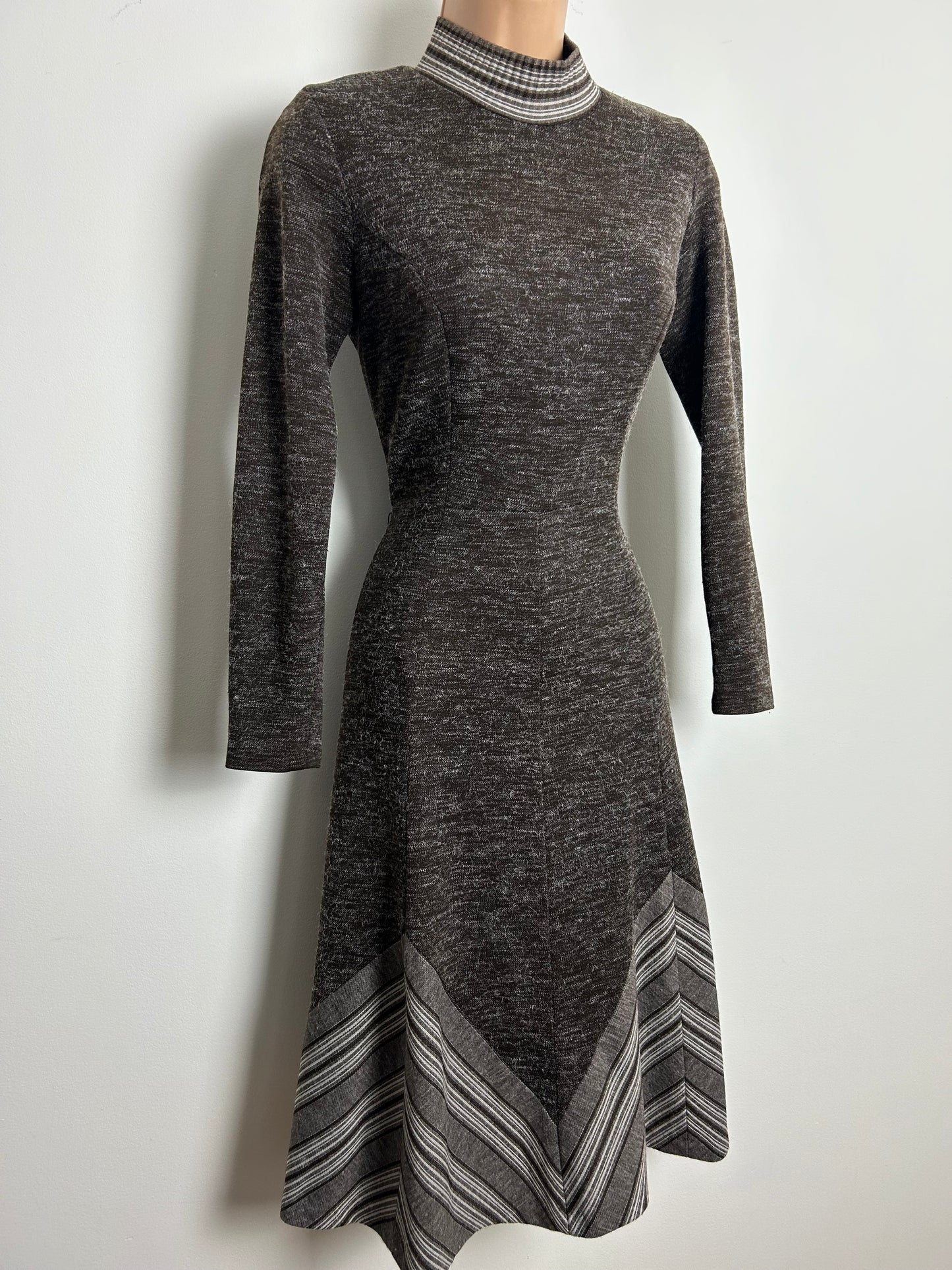 Vintage 1970s Size 6-8 Brown Snowy Fabric Stripe Contrast Long Sleeve Jersey Fit & Flare Day Dress