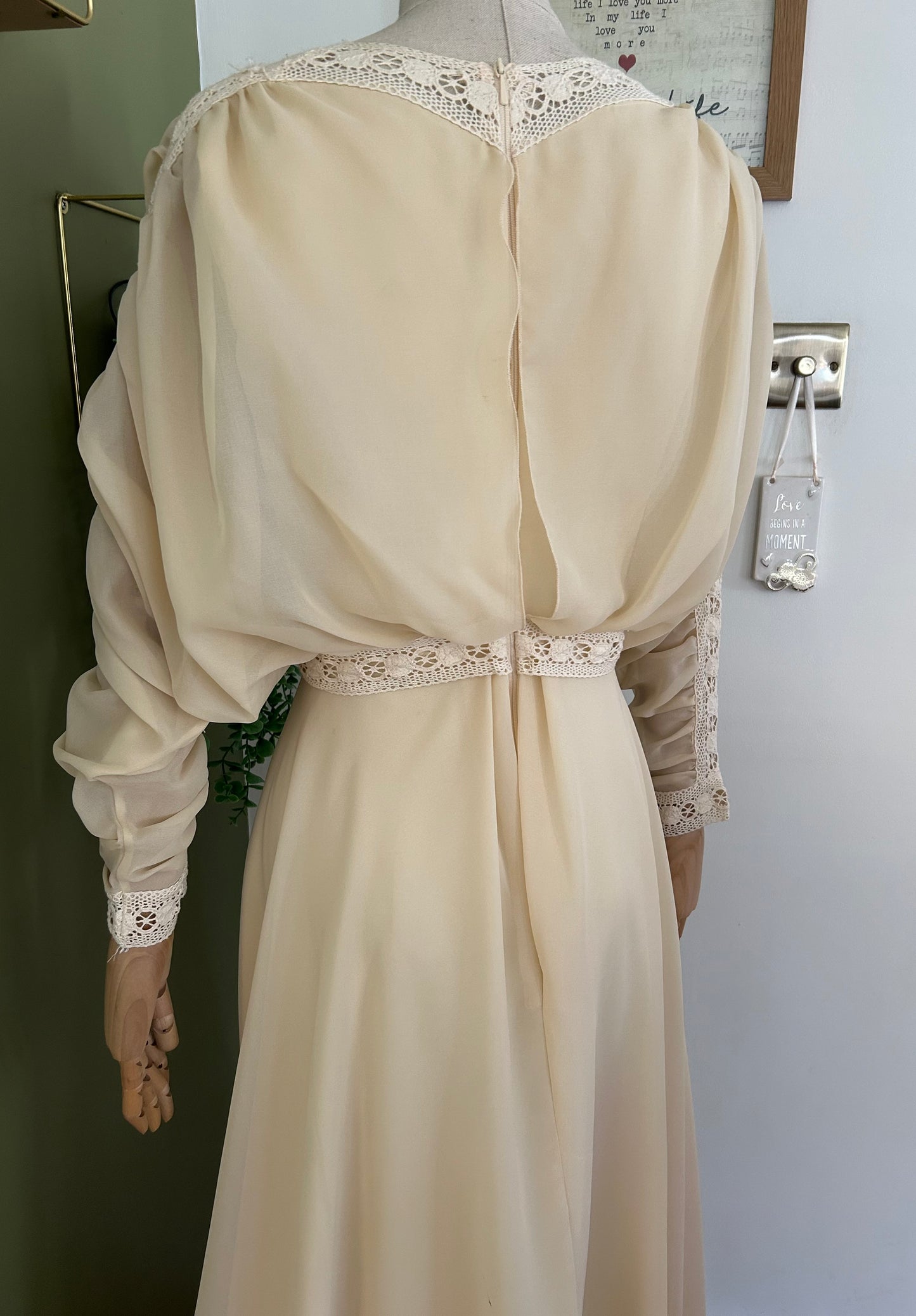 Vintage 1970s Size 6-8 Beautiful Cream Lace Trim Mock 2 Piece Long Ruched Sleeve Wedding Summer Occasion Dress/Gown