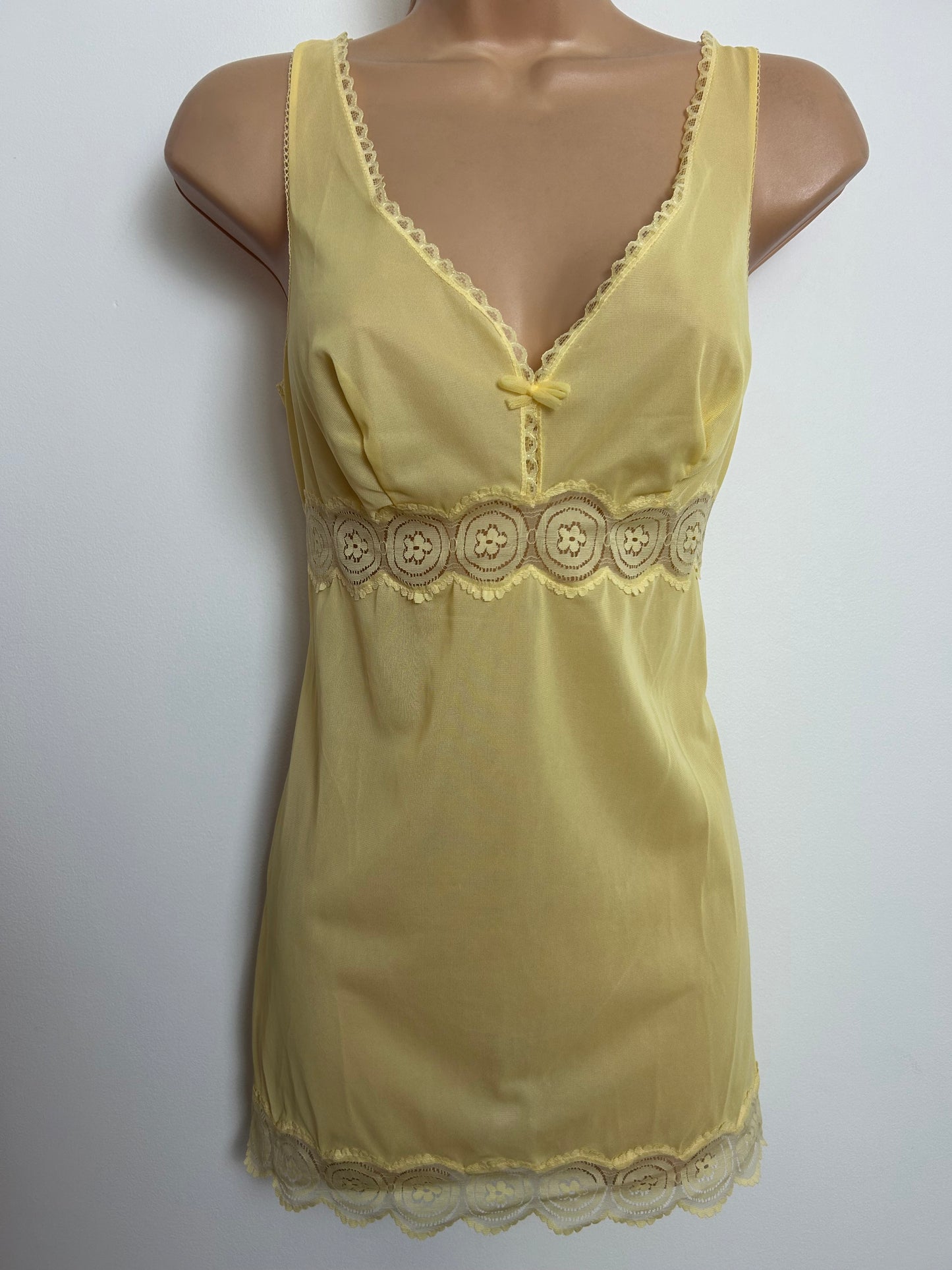 Vintage 1960s Size 8 Pretty Lemon Lace Detail Nylon Knee Length Slip