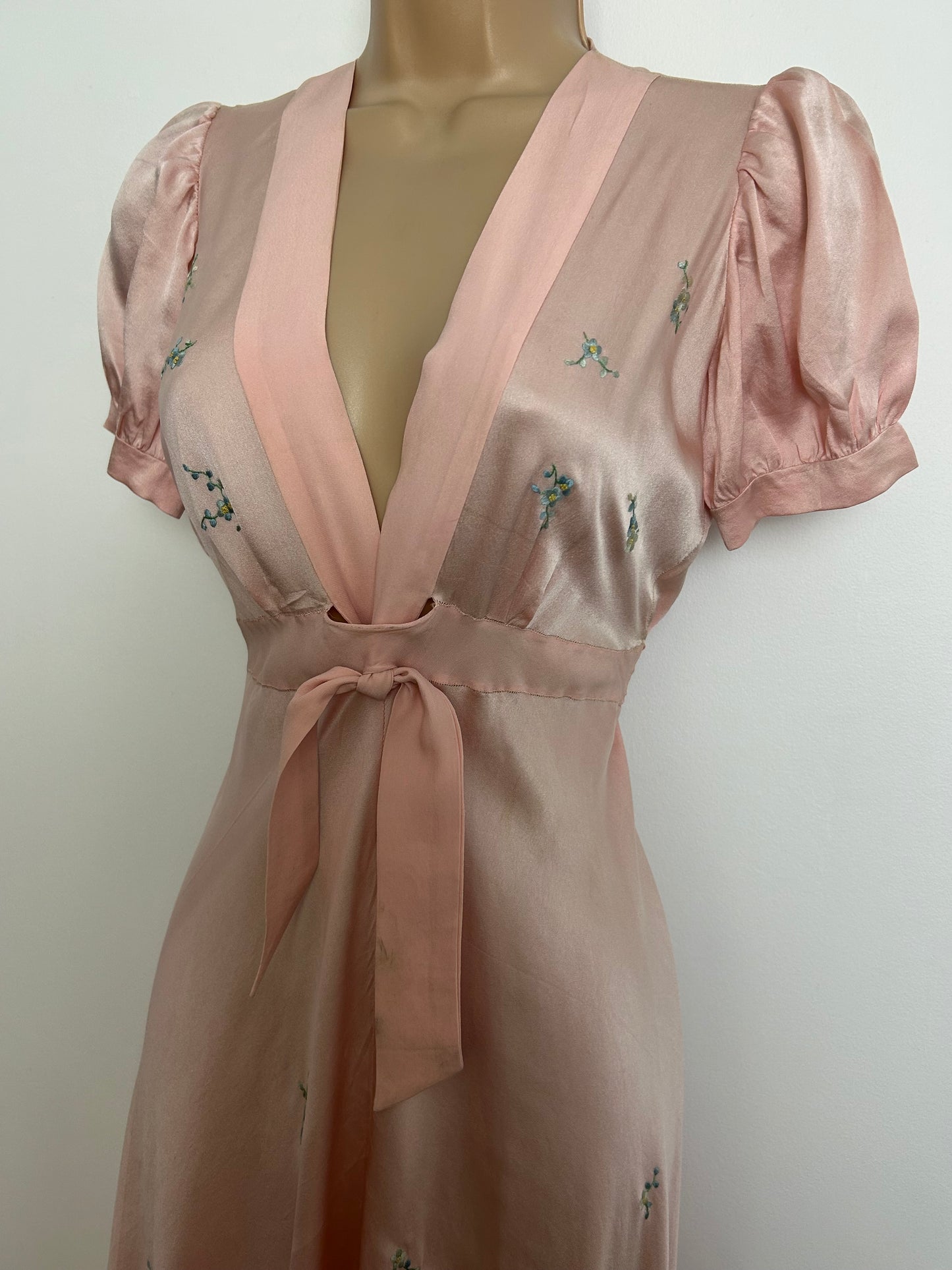 Vintage 1930s/1940s EXQUISITE Size 8 Pale Pink Silk Embroidered Nightdress