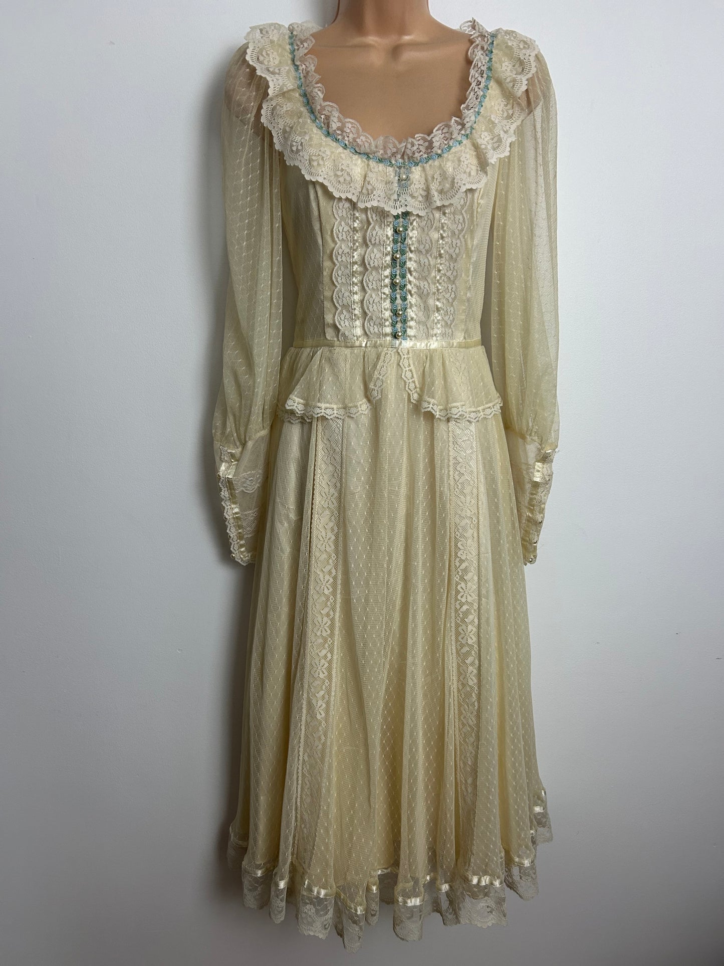 Vintage 1970s GUNNE SAX Size 6/8 (US 13 On Label) Beautiful Ethereal Cream Lace Prairie Boho Midi Dress