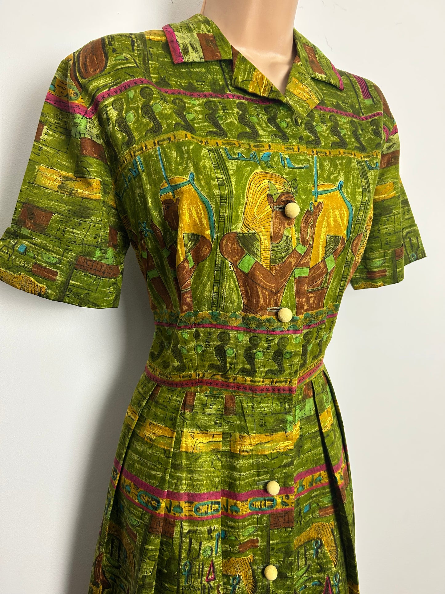 Vintage 1950s Size 12 Green & Brown Egyptian Nefertiti & Tutankhamun Novelty Print Cotton Day Dress