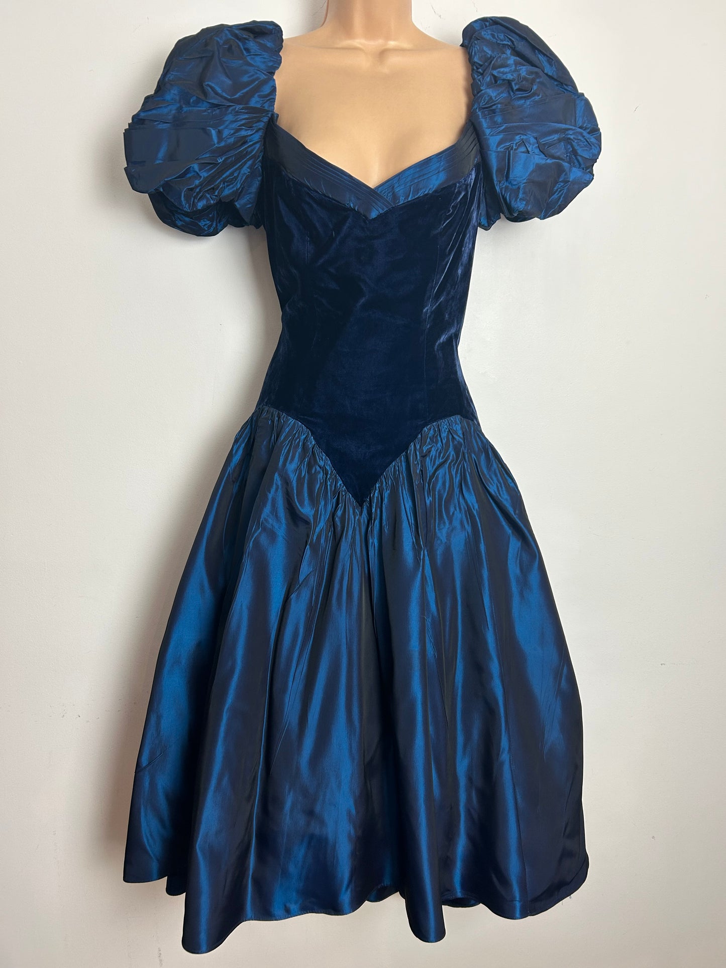 American Vintage Extreme 1980s Size 8 Midnight Blue Velvet & Taffeta Puffed Shoulder Party Prom Dress