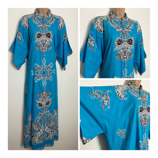 Vintage 1970s One Size Turquoise White & Black Batik Print Zip Front Cotton Kaftan