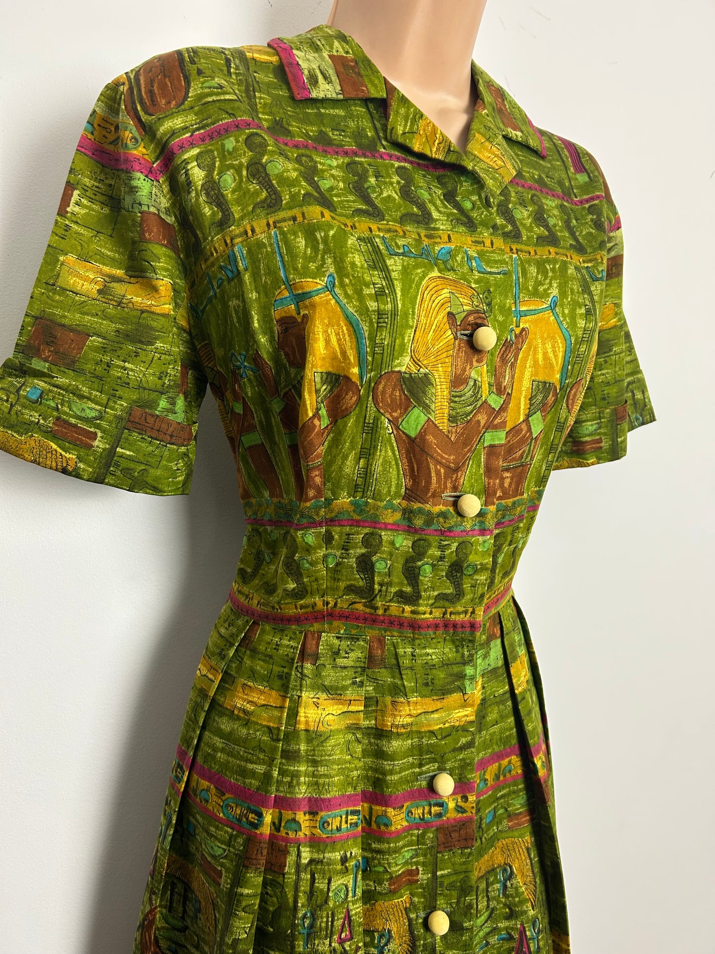 Vintage 1950s Size 12 Green & Brown Egyptian Nefertiti & Tutankhamun Novelty Print Cotton Day Dress
