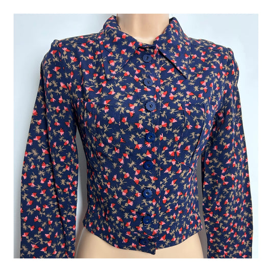 Vintage 1970s Size 6 Navy Blue Red Pink & Beige Floral Print Long Sleeve Cropped Shirt
