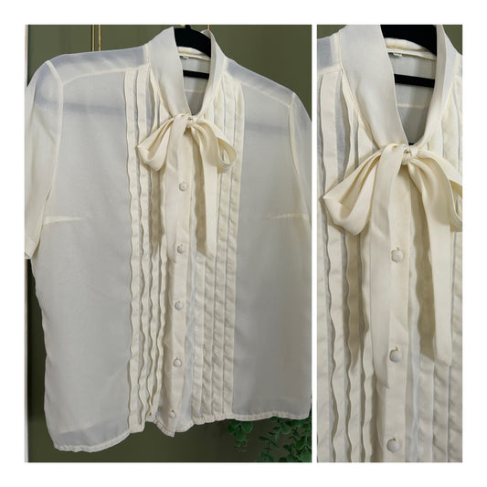 Vintage Late 1960s Size 14 Cream Vertical Pleated Pussy Bow Short Sleeve Blouse