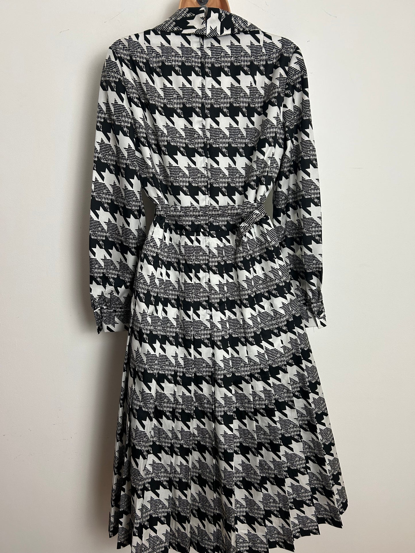 Vintage 1970s BUSSE COUTURE Size 10 Black & White Dogtooth Check Dagger Collar Belted Pleated Dress