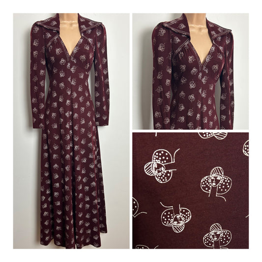 Vintage 1970s Size 6-8 Maroon Red Flapper Girls Face Novelty Print Long Size Jersey Maxi Dress