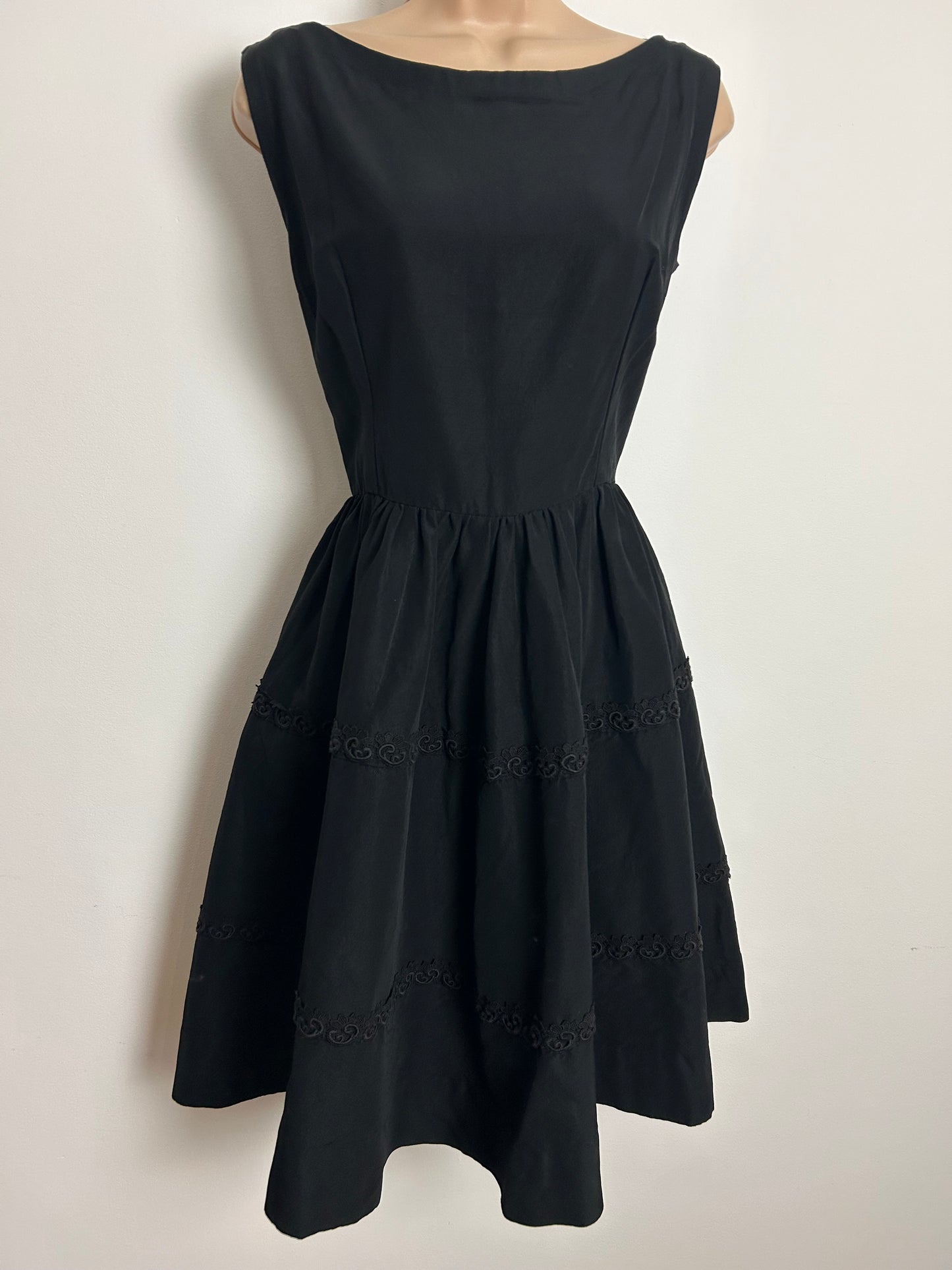 Vintage Late 1950s Size 8 Black Sleeveless Guipure lace Trim Fit & Flare Dress