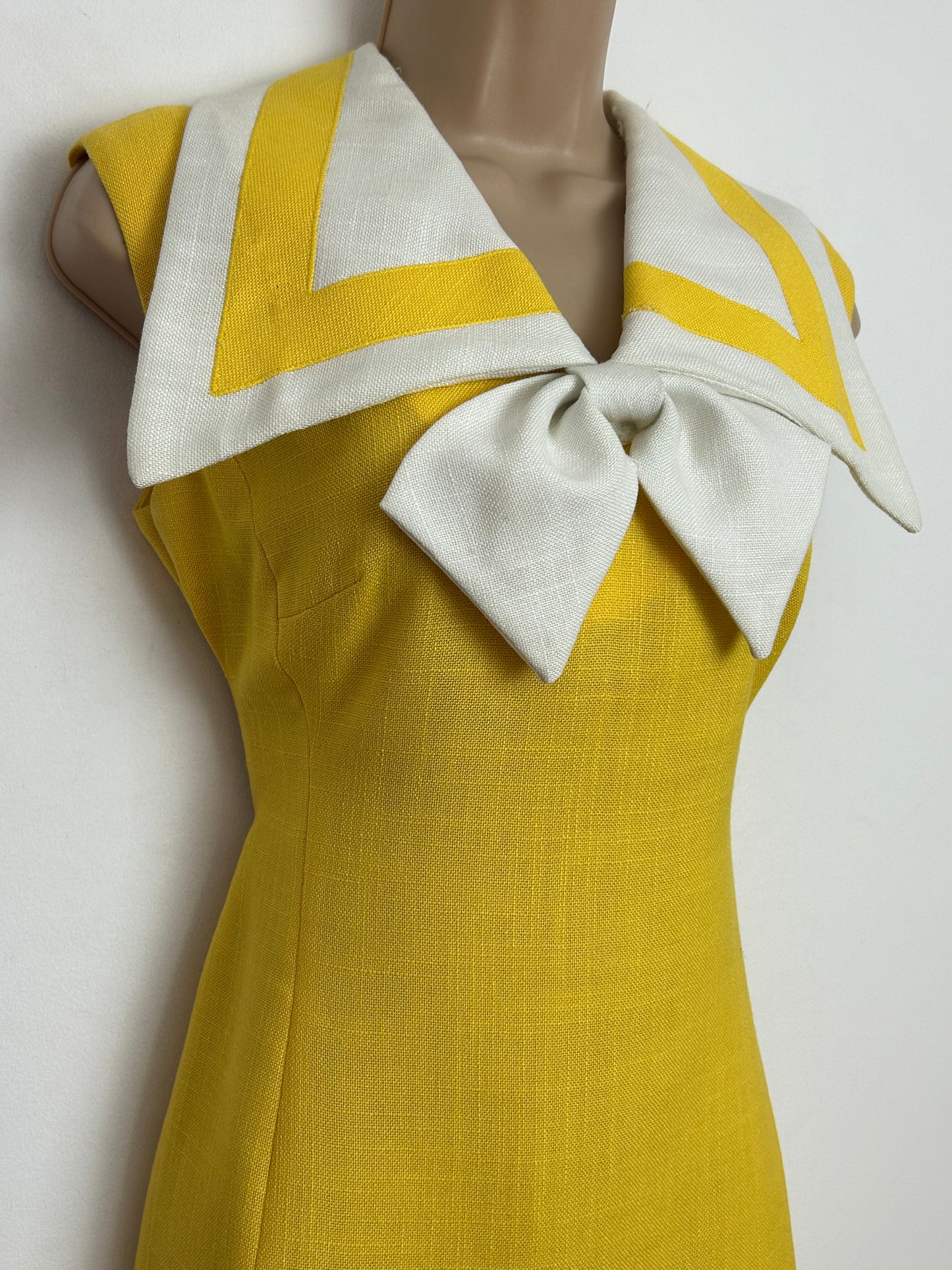 Vintage 1960s WILSHIRE OF BOSTON Size 8-10 Yellow & White Wide Collared Bow Detail Mod Summer Shift Dress