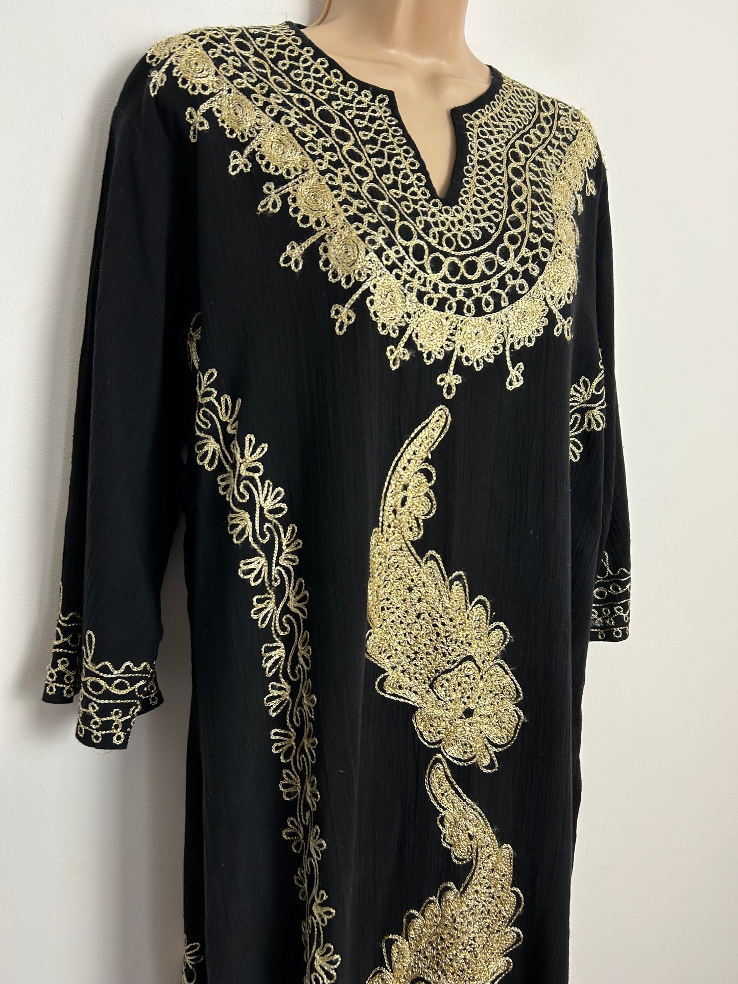 Vintage One Size Gorgeous Black & Gold Embroidered Detail Cheesecloth Cotton 3/4 Sleeve Midi Length Kaftan