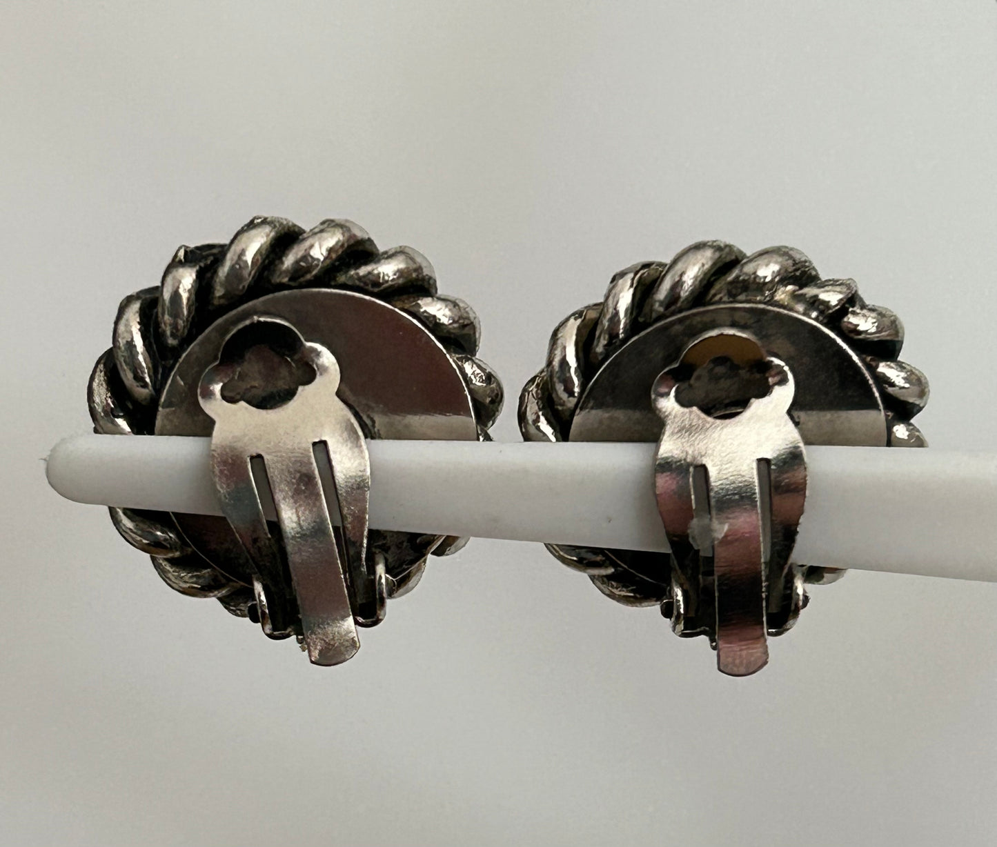 Vintage 1960s Silver Tone Stylised Flower Pattern Chunky Clip On Earrings