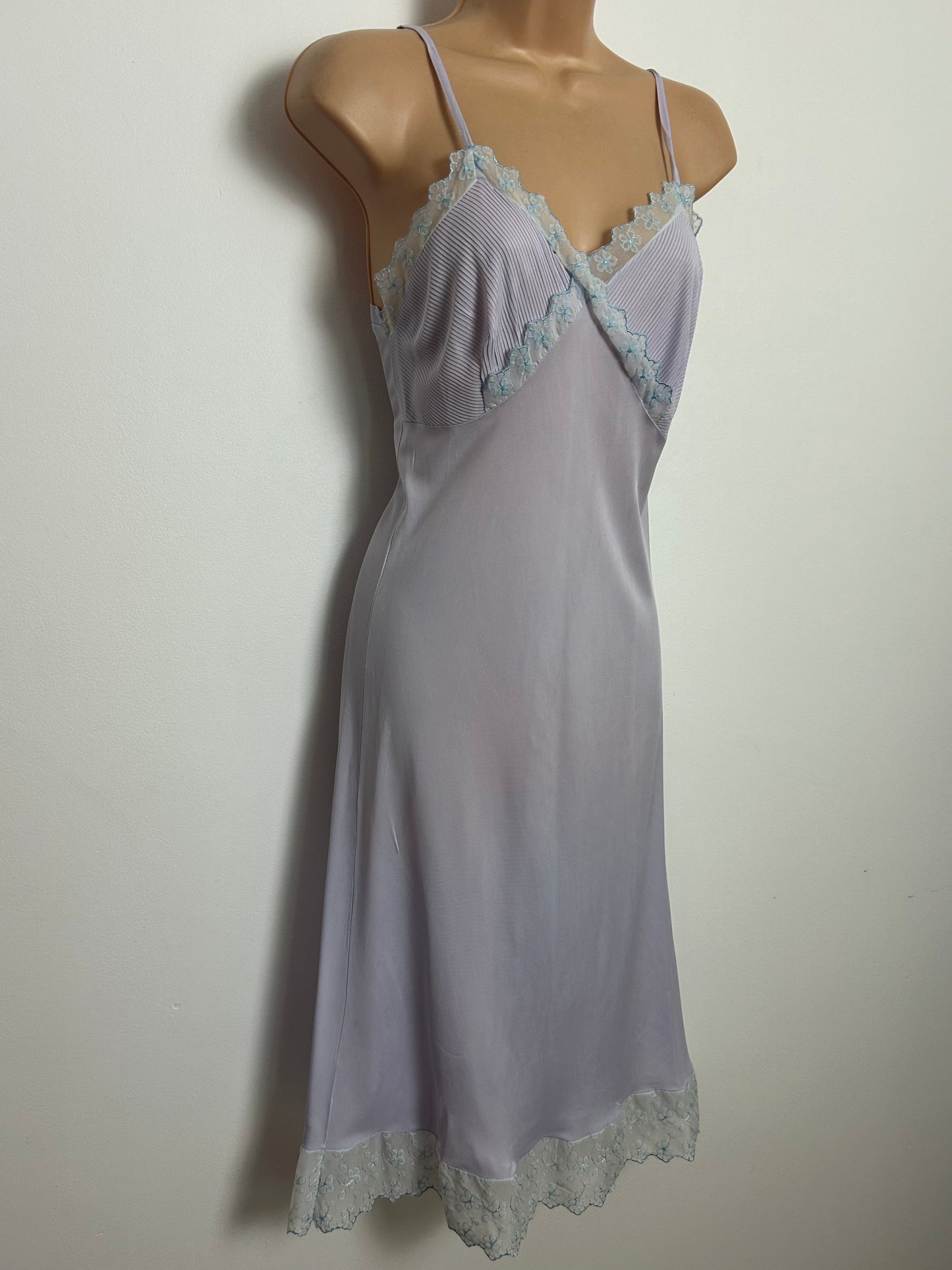 Vintage 1970s Size 8-10 Pale Lilac Plisse Pleat & Lace Trim Nylon Slip