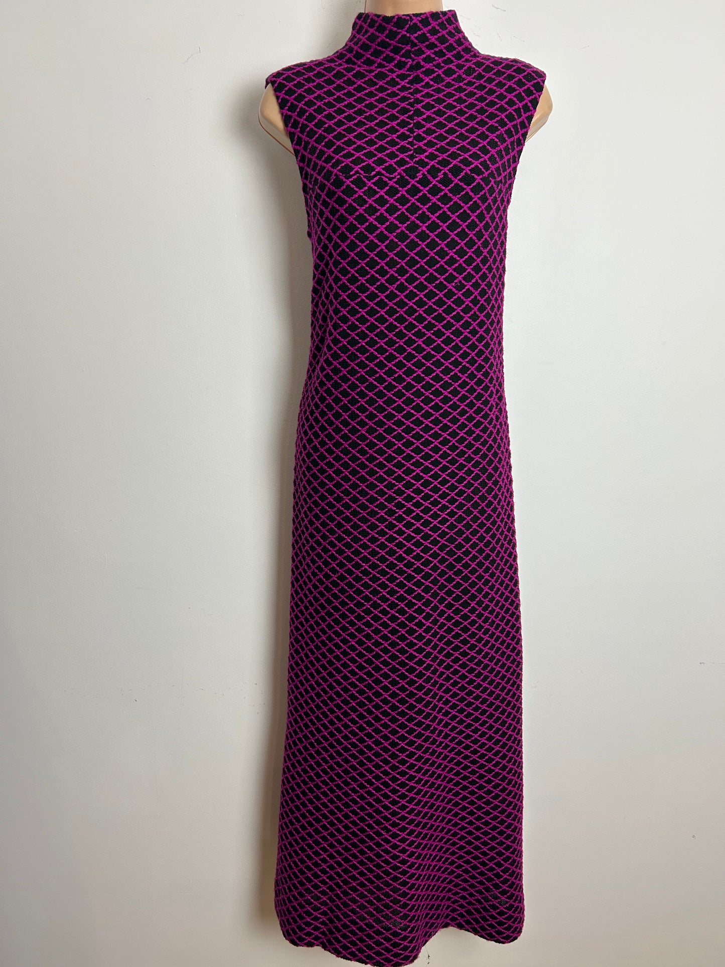 Vintage 1970s Size 12 Black & Dark Pink Diamond Grid Pattern Knitted Jersey Sleeveless Maxi Dress