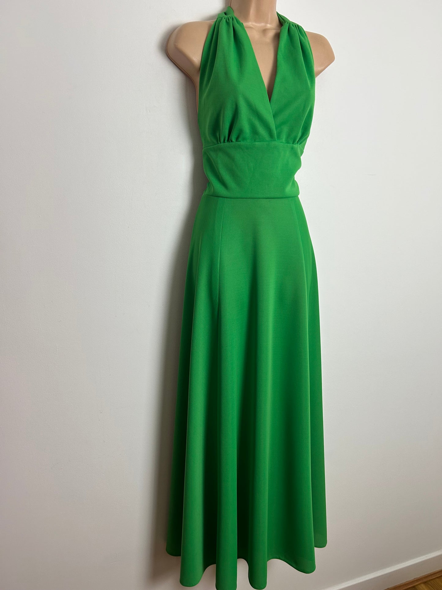 Vintage 1970s Size 6 Green Halter Neck Open Back Summer Maxi Dress