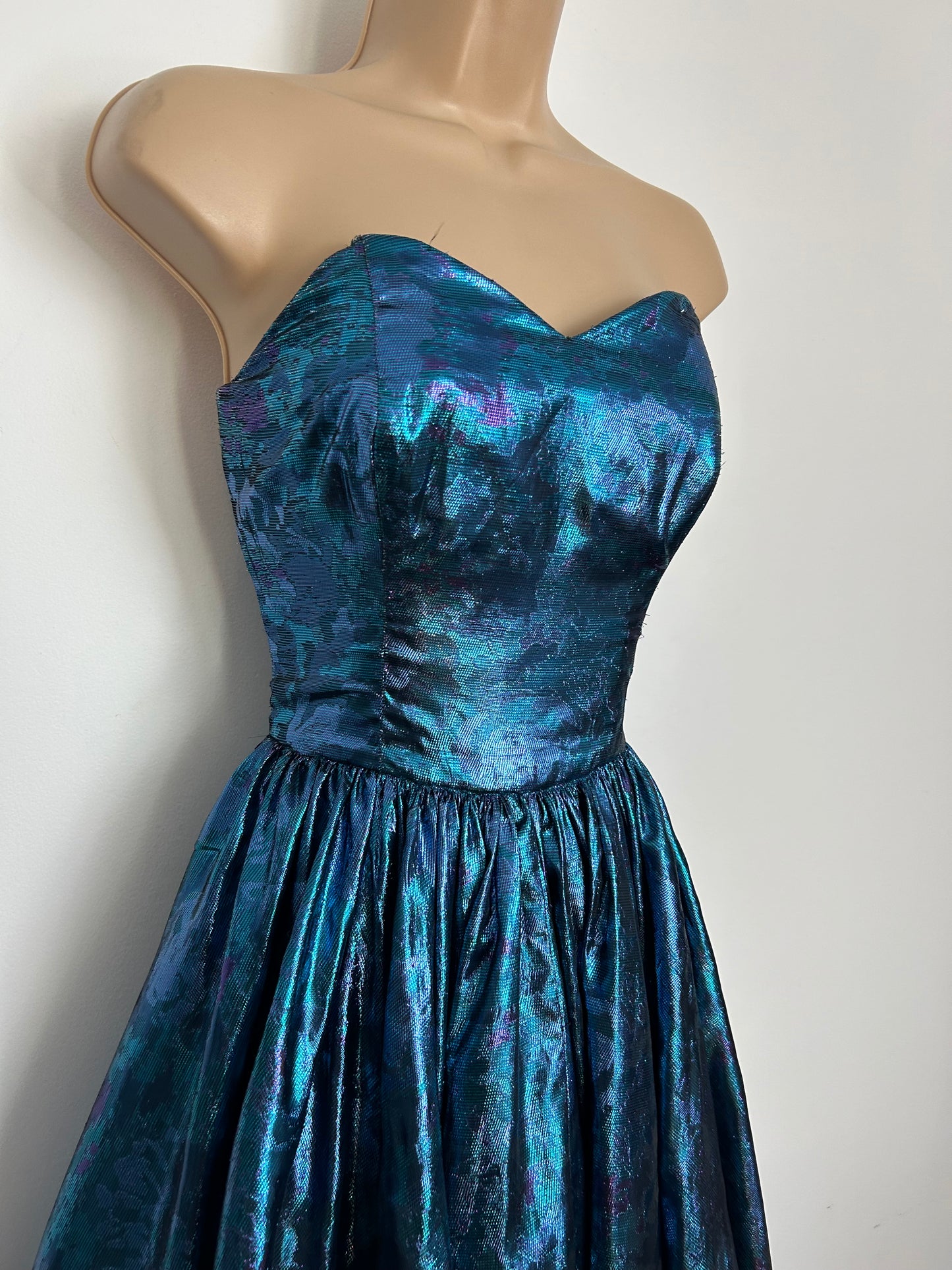 Vintage 1980s Size 8 Blue & Purple Metallic Lame Strapless Party Prom Ballgown Dress