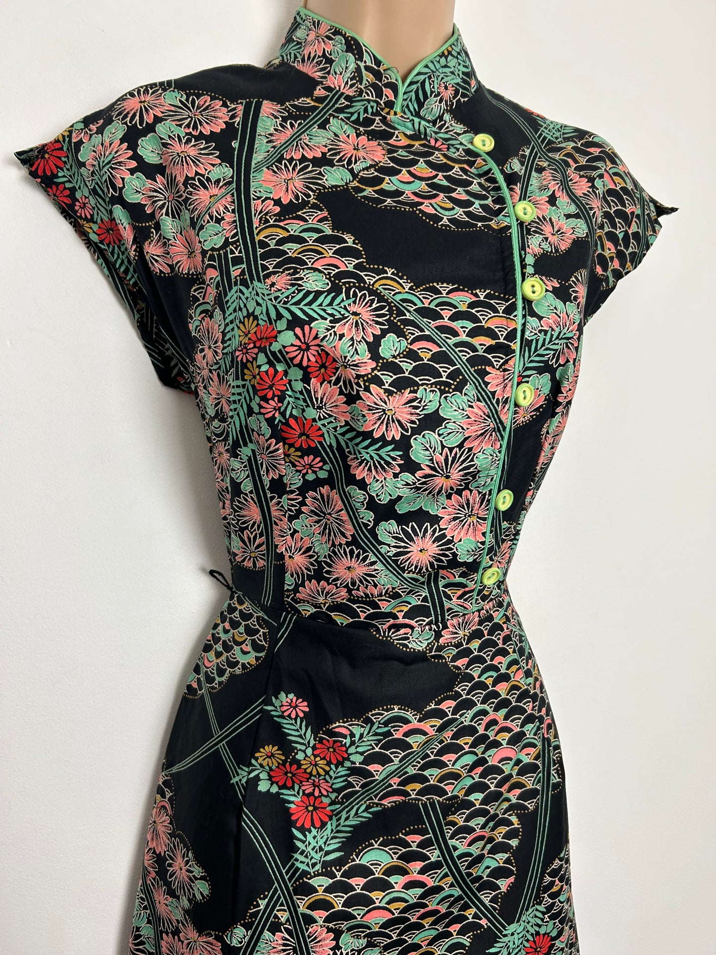 Vintage 1970s Size 6 Pretty Black Pink & Mint Green Japanese Print Cotton Day Dress