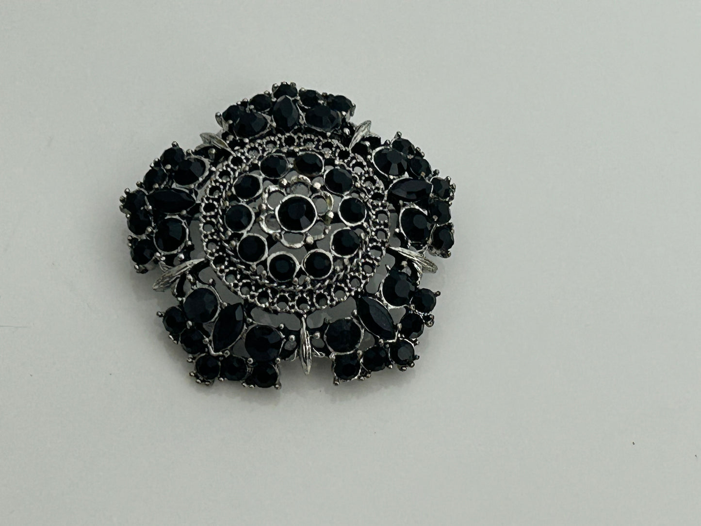 Vintage 1970s Silver Tone & Black Stone Set Brooch