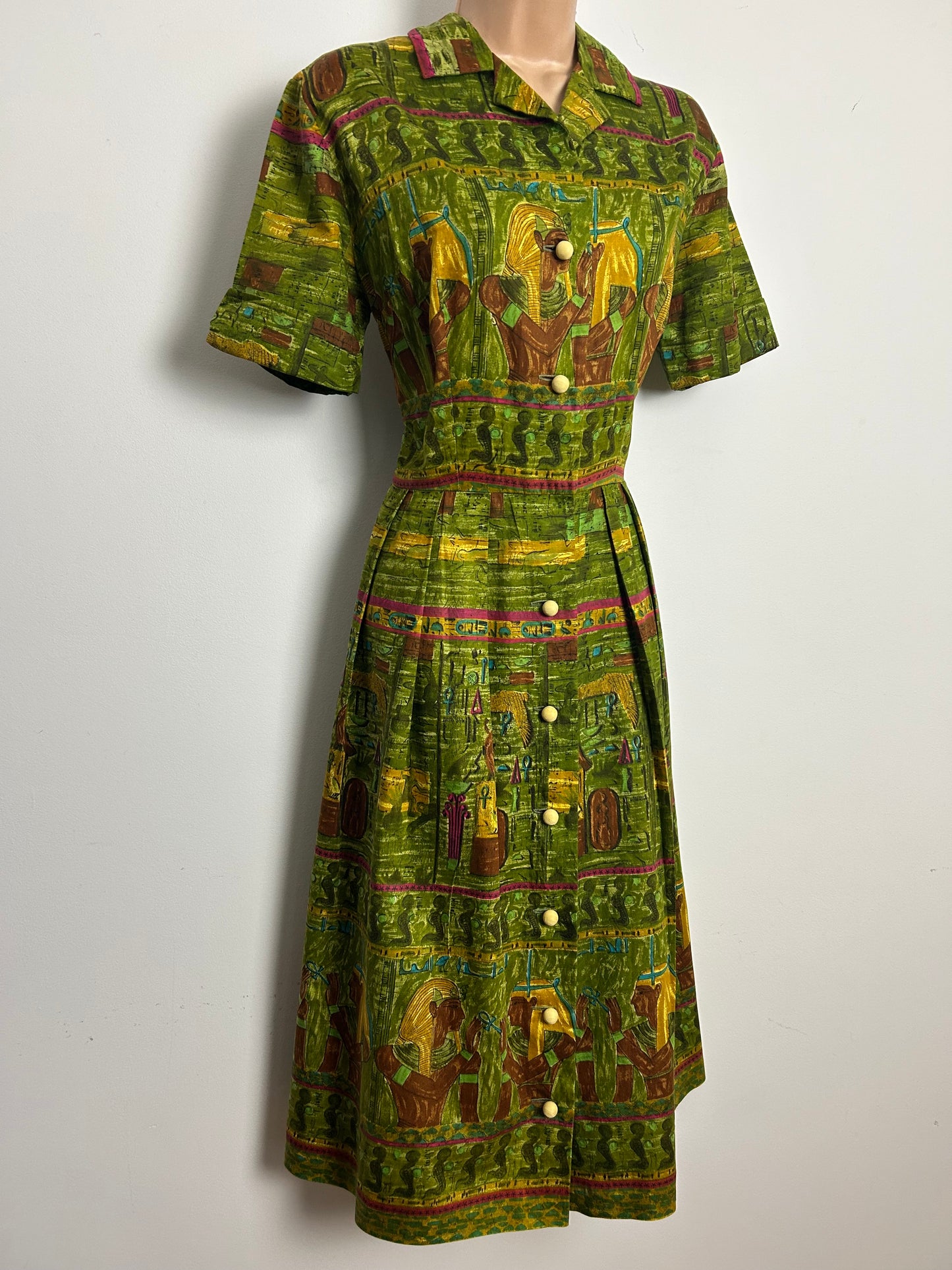 Vintage 1950s Size 12 Green & Brown Egyptian Nefertiti & Tutankhamun Novelty Print Cotton Day Dress