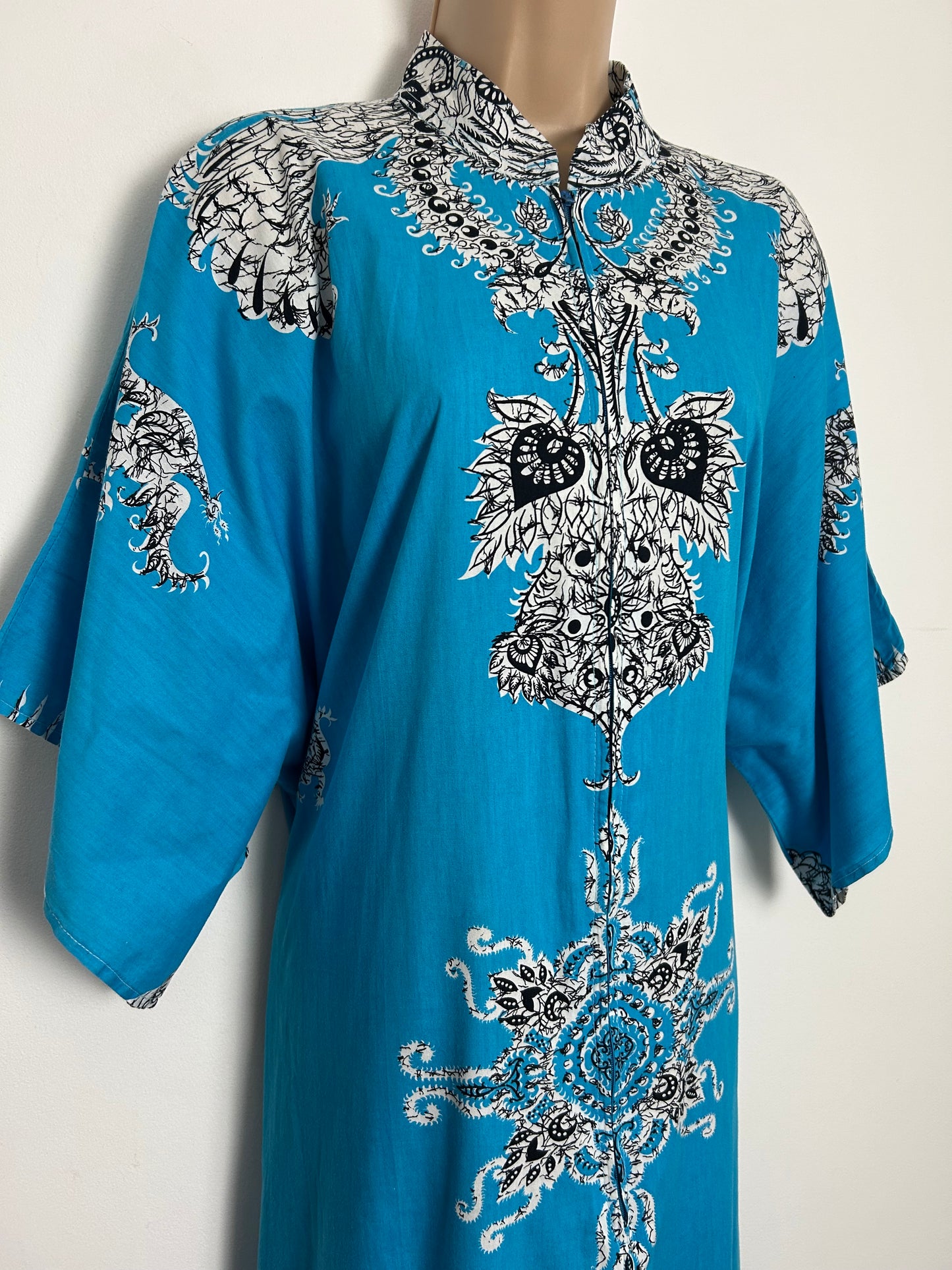 Vintage 1970s One Size Turquoise White & Black Batik Print Zip Front Cotton Kaftan