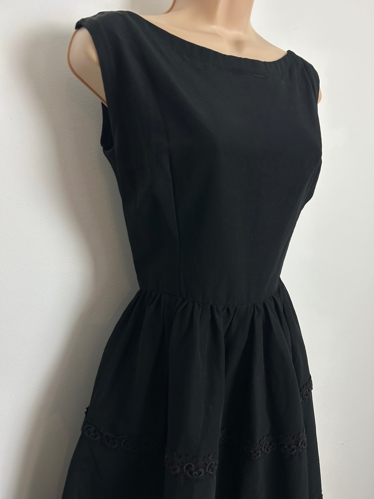 Vintage Late 1950s Size 8 Black Sleeveless Guipure lace Trim Fit & Flare Dress