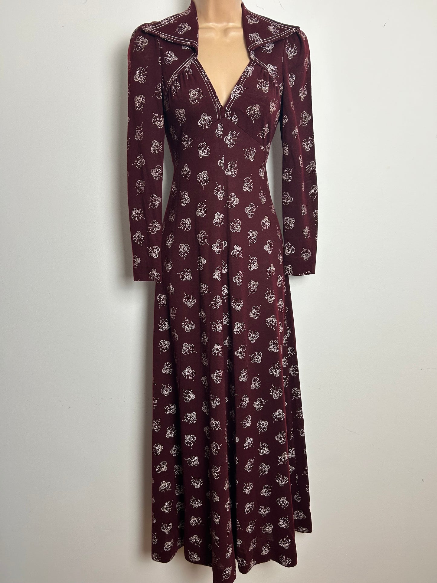 Vintage 1970s Size 6-8 Maroon Red Flapper Girls Face Novelty Print Long Size Jersey Maxi Dress