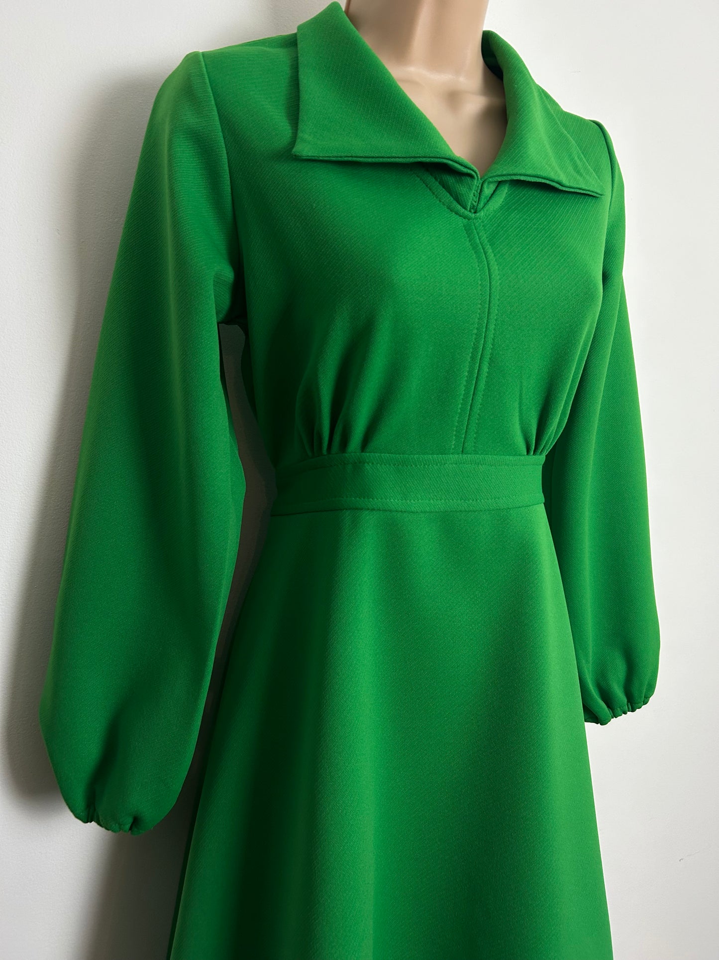 Vintage 1970s DELAMERE Size 8-10 Green Long Sleeve Tie Back Fit & Flare Mod Dress