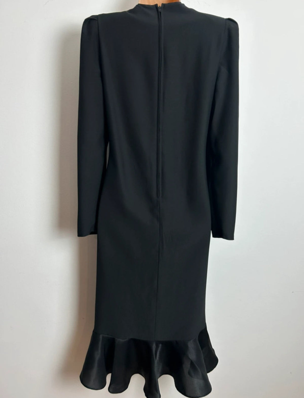 Vintage 1980s Size 10 SILHOUETTES Black Long Sleeve Bow & Ruffle Detail Shift Party Evening Dress