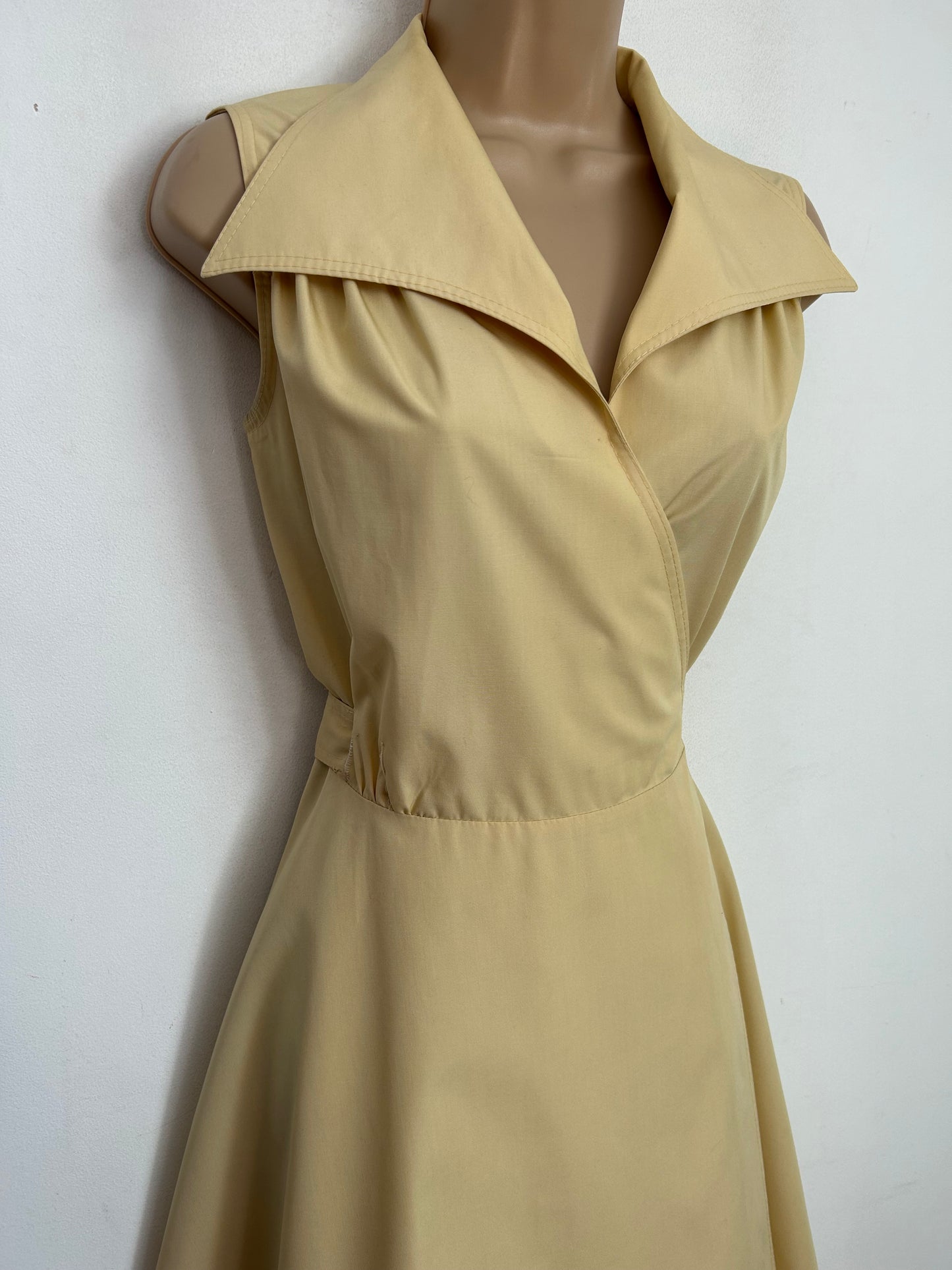 Vintage 1970s UK Size 10 Cream Sleeveless Wide Collared Full Wrap Flared Mod Day Dress