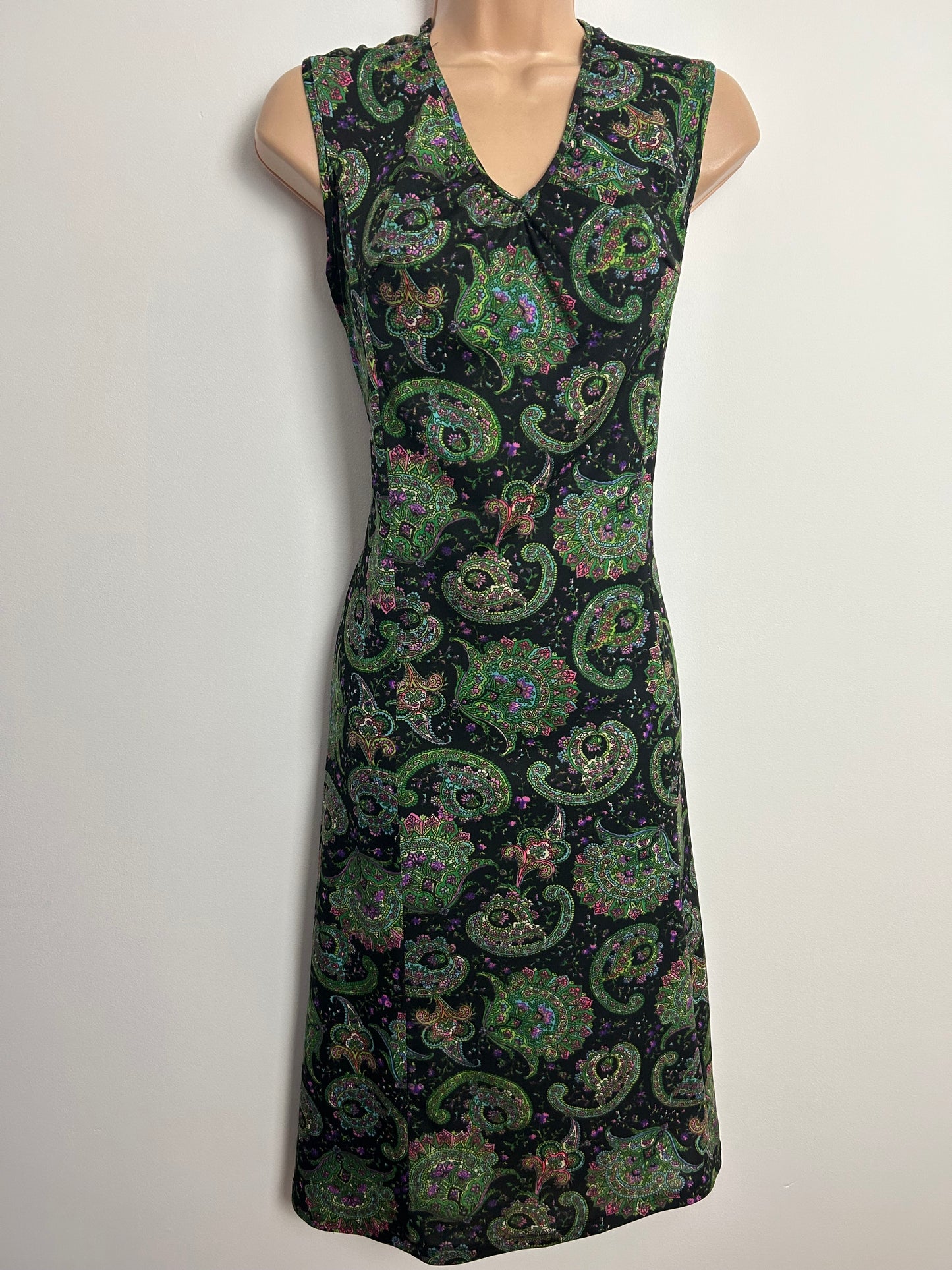 Vintage 1970s UK Size 12 Black & Green Nouveau Inspired Scarf Print Sleeveless Mod Shift Dress