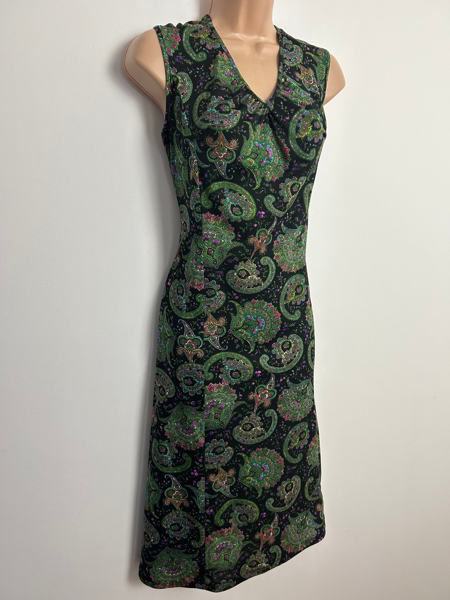 Vintage 1970s UK Size 12 Black & Green Nouveau Inspired Scarf Print Sleeveless Mod Shift Dress