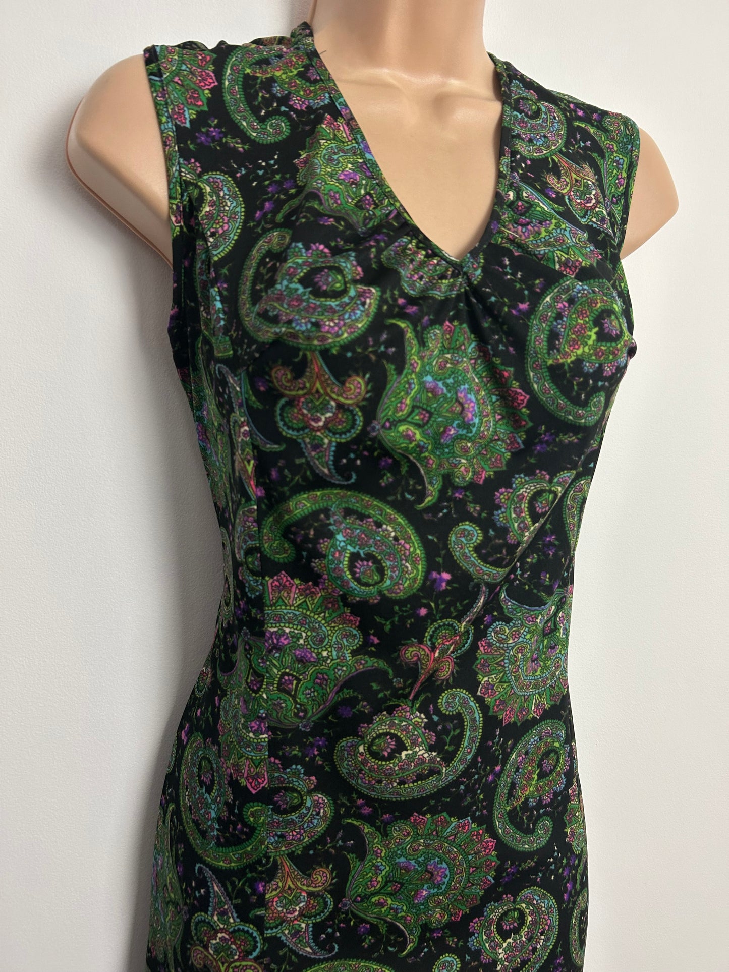 Vintage 1970s UK Size 12 Black & Green Nouveau Inspired Scarf Print Sleeveless Mod Shift Dress