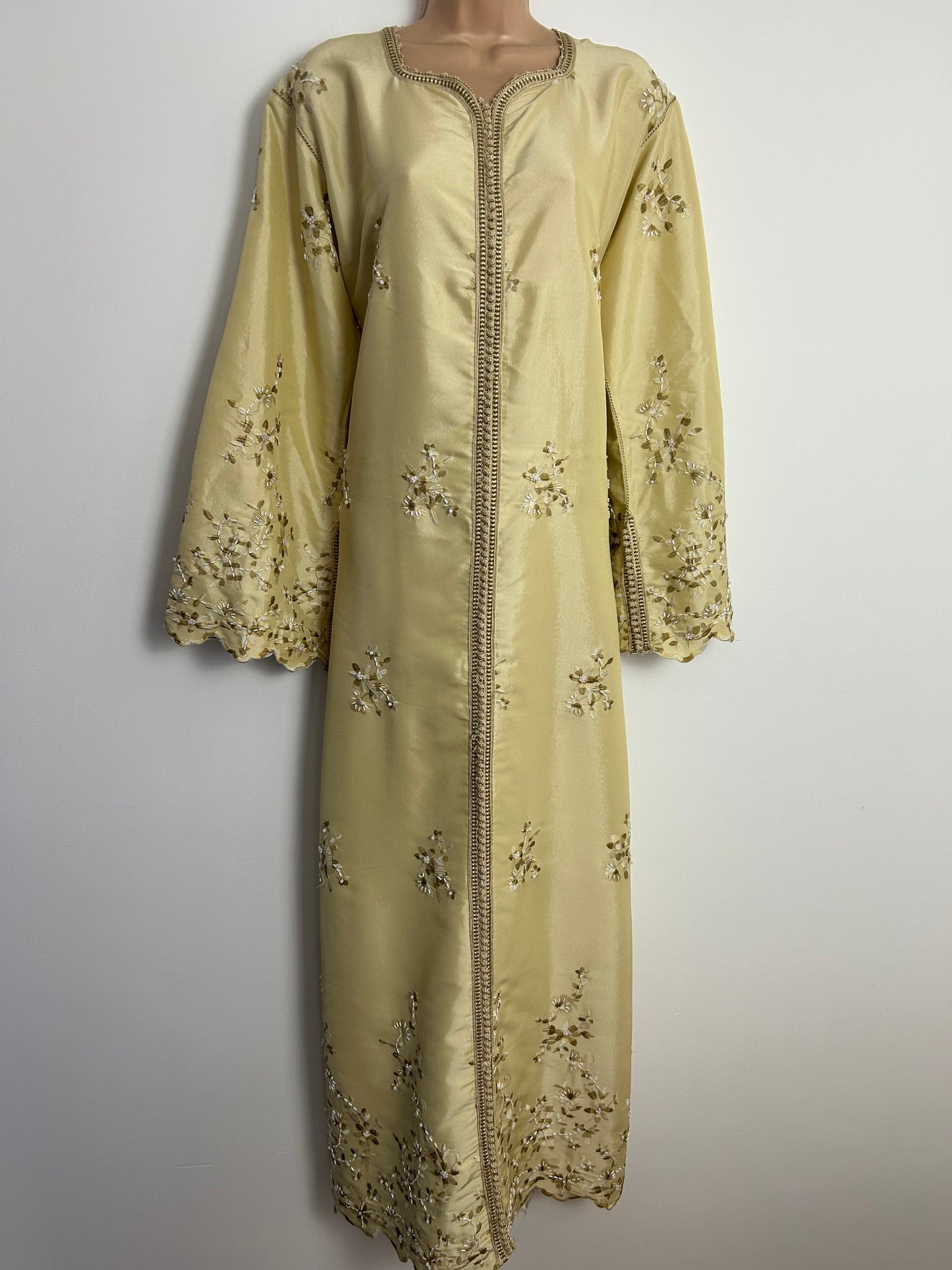 Vintage Beautiful Cream Sateen Embroidered & Bead Detail Long Sleeve Scallop Hem One Size Up To 16-18 Kaftan