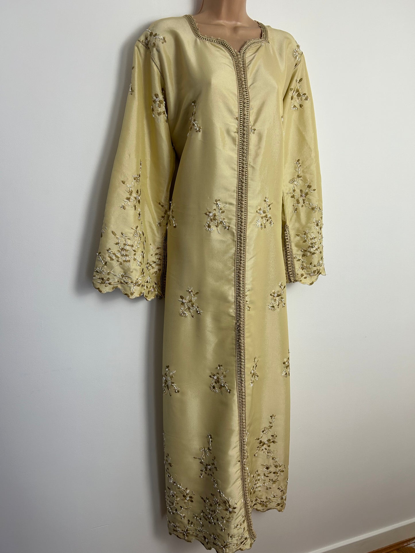 Vintage Beautiful Cream Sateen Embroidered & Bead Detail Long Sleeve Scallop Hem One Size Up To 16-18 Kaftan