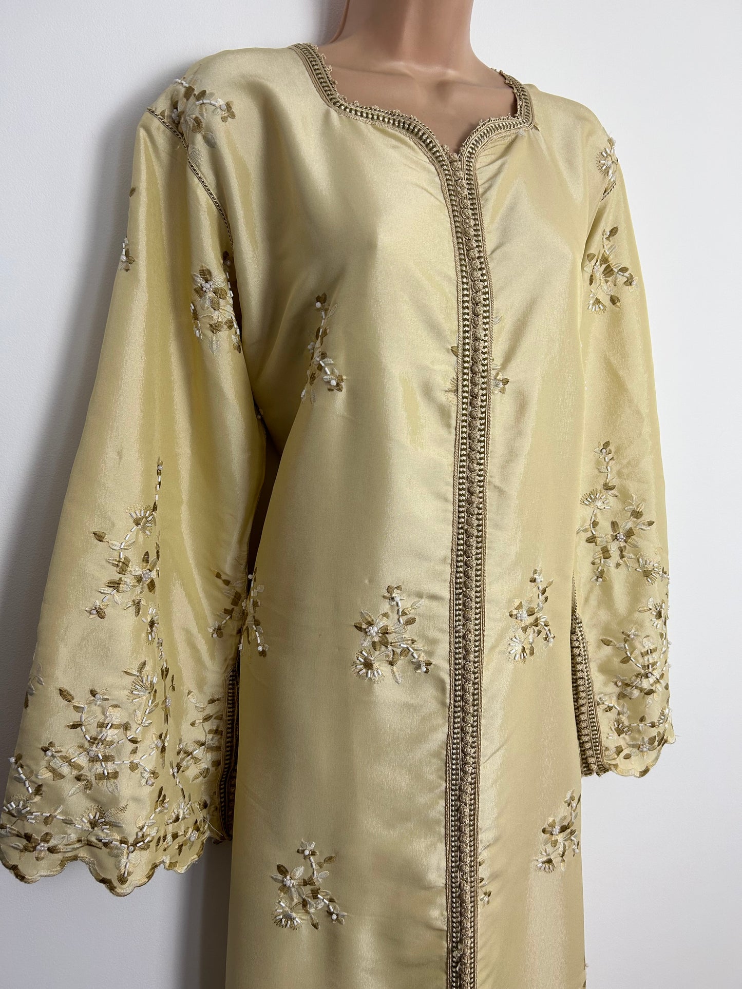 Vintage Beautiful Cream Sateen Embroidered & Bead Detail Long Sleeve Scallop Hem One Size Up To 16-18 Kaftan