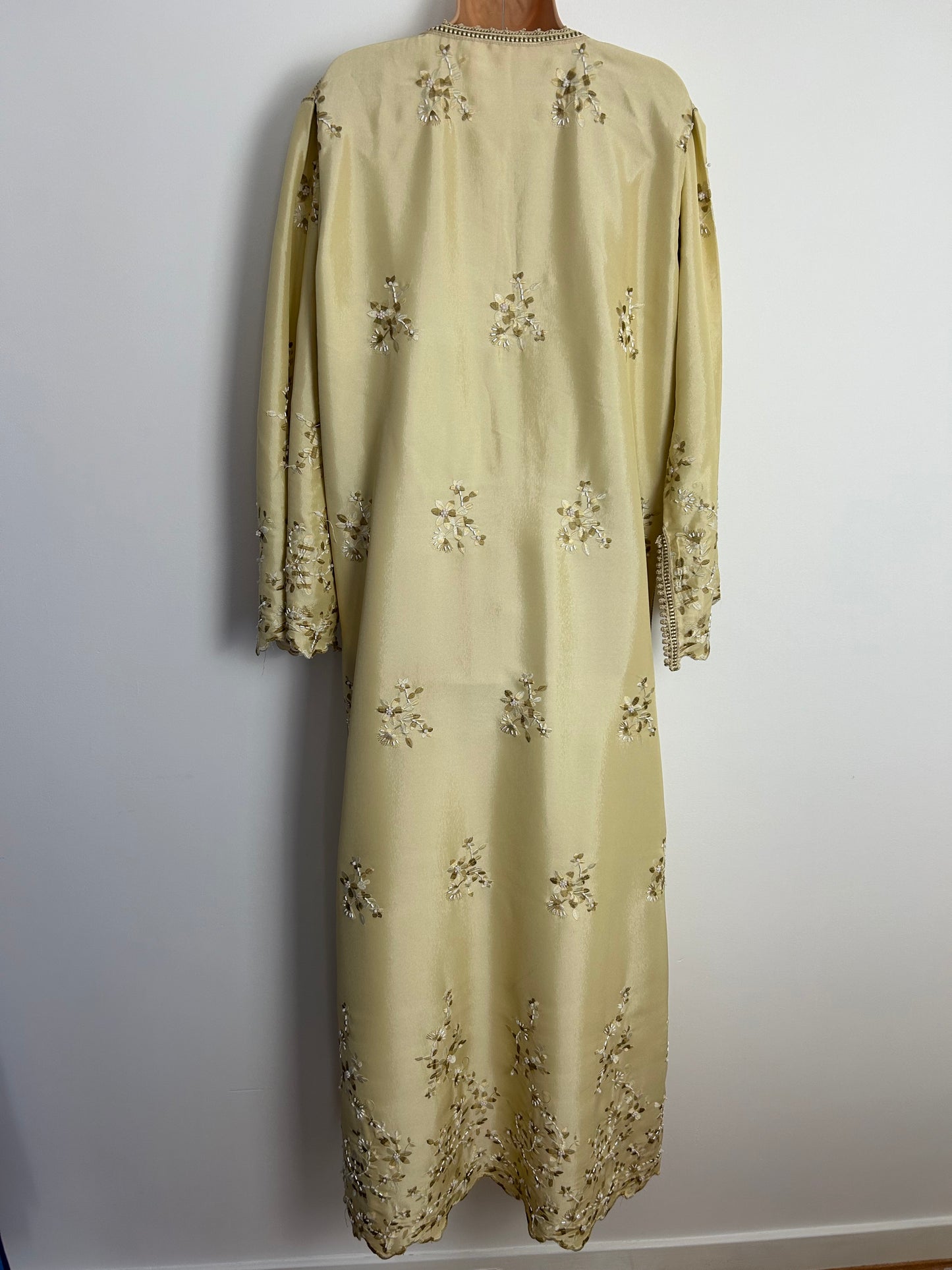 Vintage Beautiful Cream Sateen Embroidered & Bead Detail Long Sleeve Scallop Hem One Size Up To 16-18 Kaftan