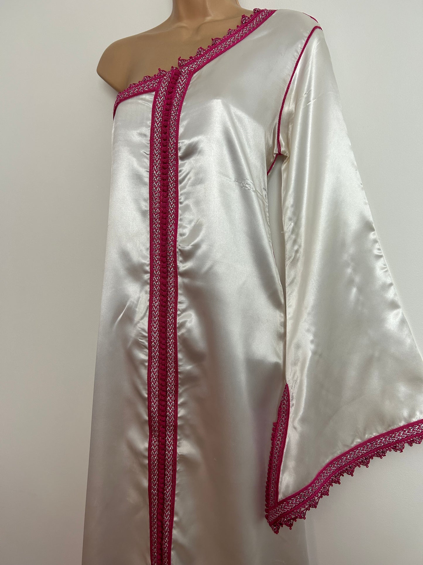 Gorgeous Size 10 White Sateen Pink & Silver Braid Trim One Shoulder One Sleeve Kaftan Caftan