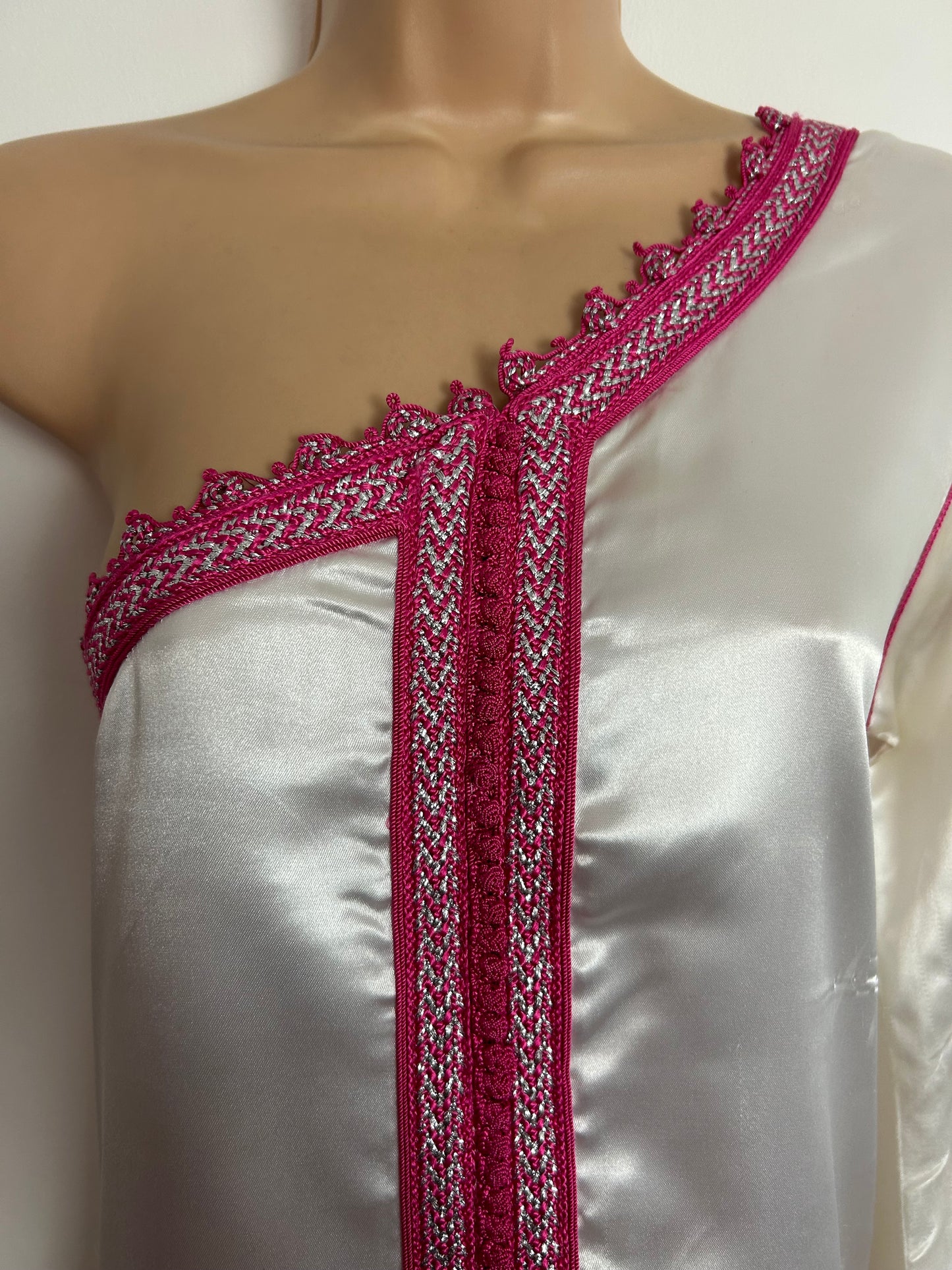 Gorgeous Size 10 White Sateen Pink & Silver Braid Trim One Shoulder One Sleeve Kaftan Caftan