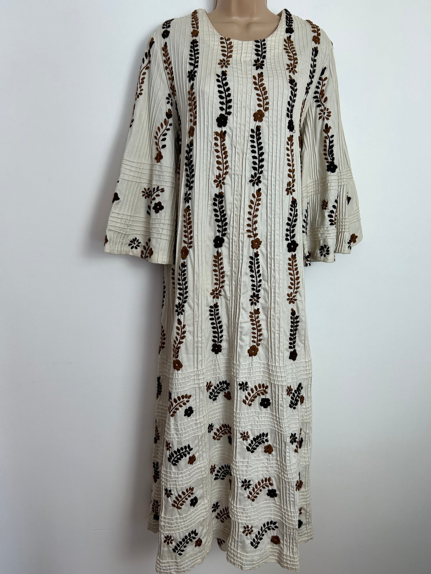 Vintage 1970s MEXICAN UK Size 10 Cream Pintuck Embroidered Floral Detail Flared Sleeve Boho Midaxi Kaftan Style Dress