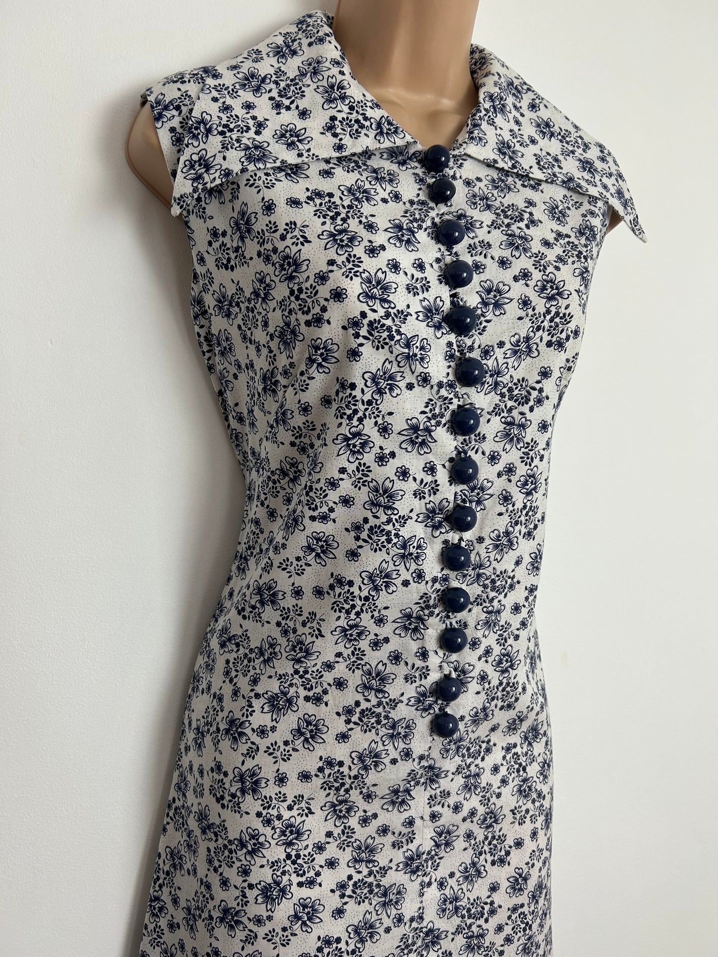 Vintage 1970s UK Size 12 Pretty White & Blue Floral Print Dagger Collar Sleeveless Cotton Boho Maxi Dress