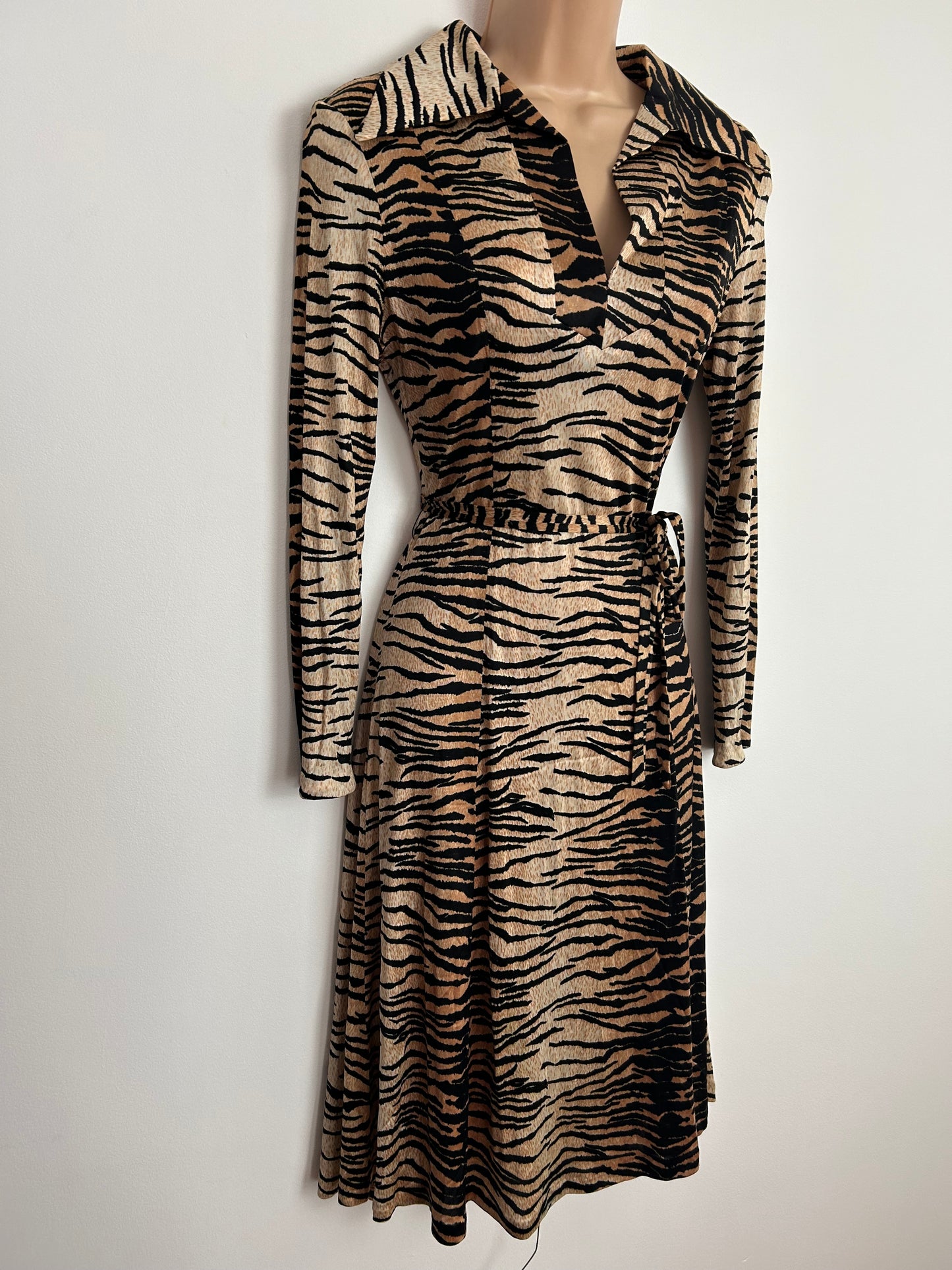 Vintage 1970s UK Size 10 Black & Tan Tiger Print Animal Print Dagger Collar Belted Day Dress