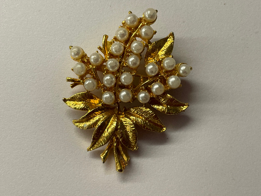 Vintage 1960s Gold Tone Base Metal & Faux Pearl Set Leaf Pin Broach Brooch