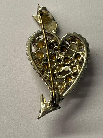 Vintage 1960s Gold Tone Diamante & Faux Pearl Set Heart With Arrow Sweetheart Pin Brooch