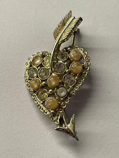 Vintage 1960s Gold Tone Diamante & Faux Pearl Set Heart With Arrow Sweetheart Pin Brooch